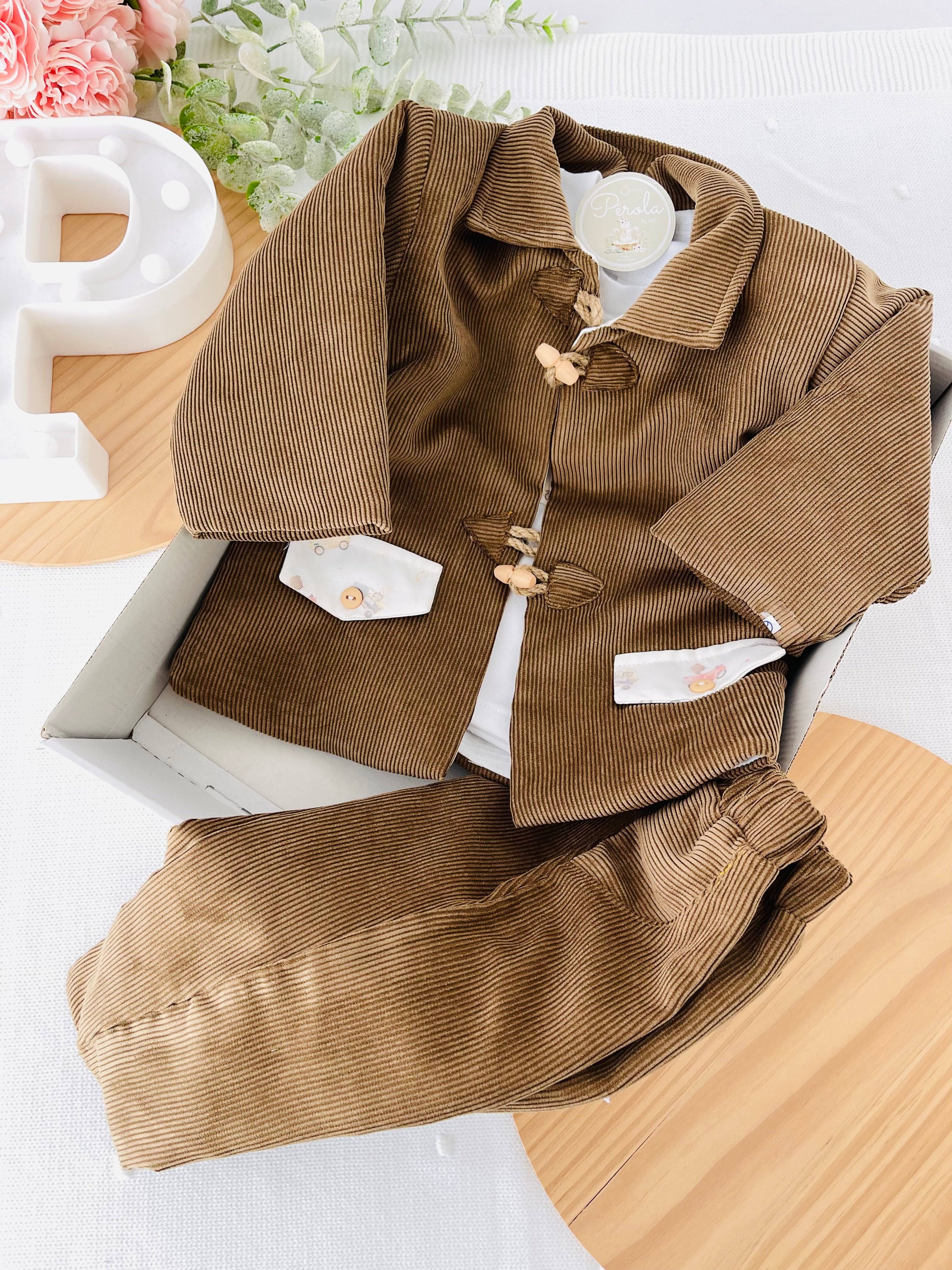 Conjunto menino bombazine 3 peças: casaco, calças e camisola