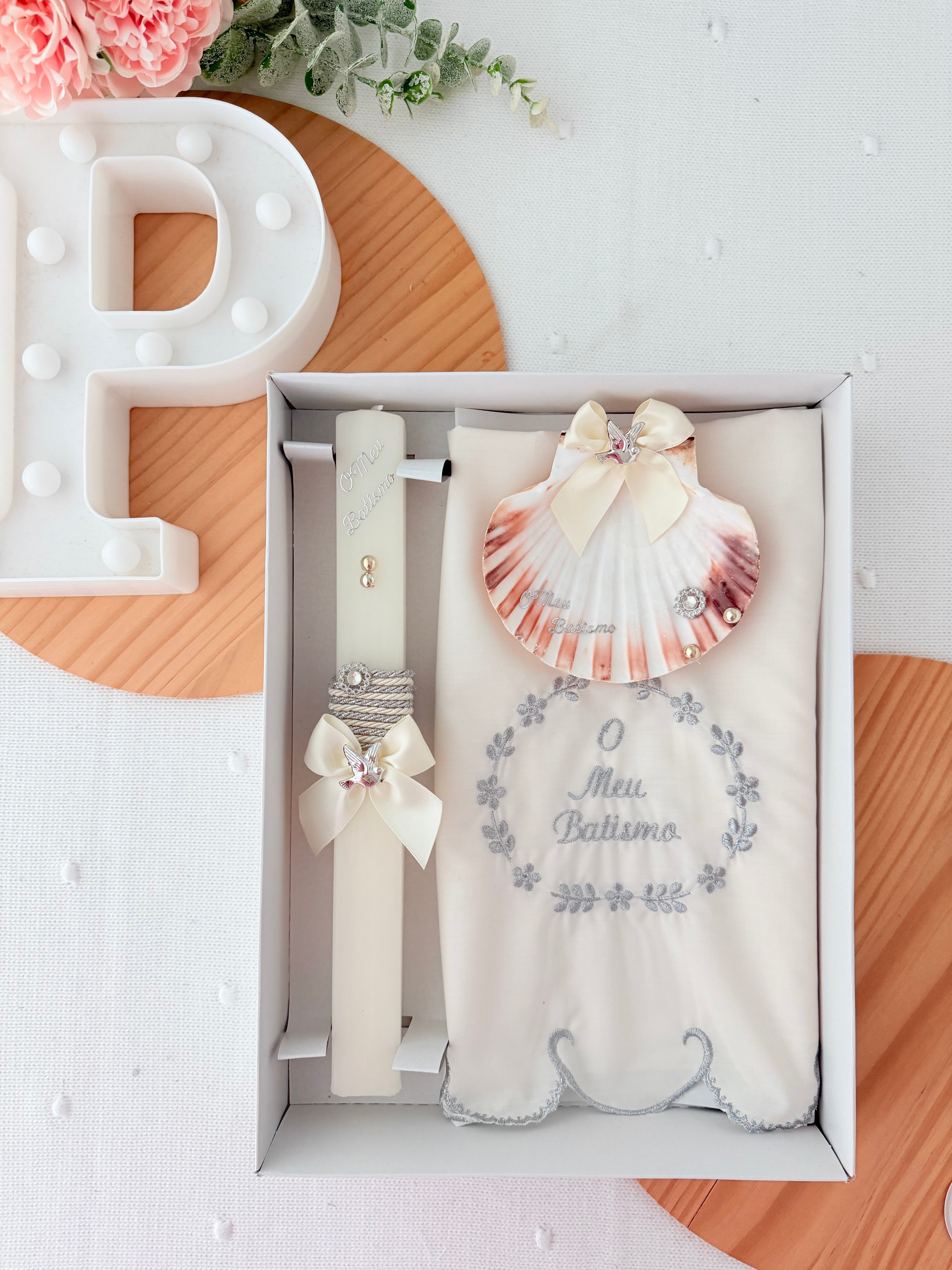 Conjunto para Batizado: vela Quadrada , toalha e concha- Pomba Prateado