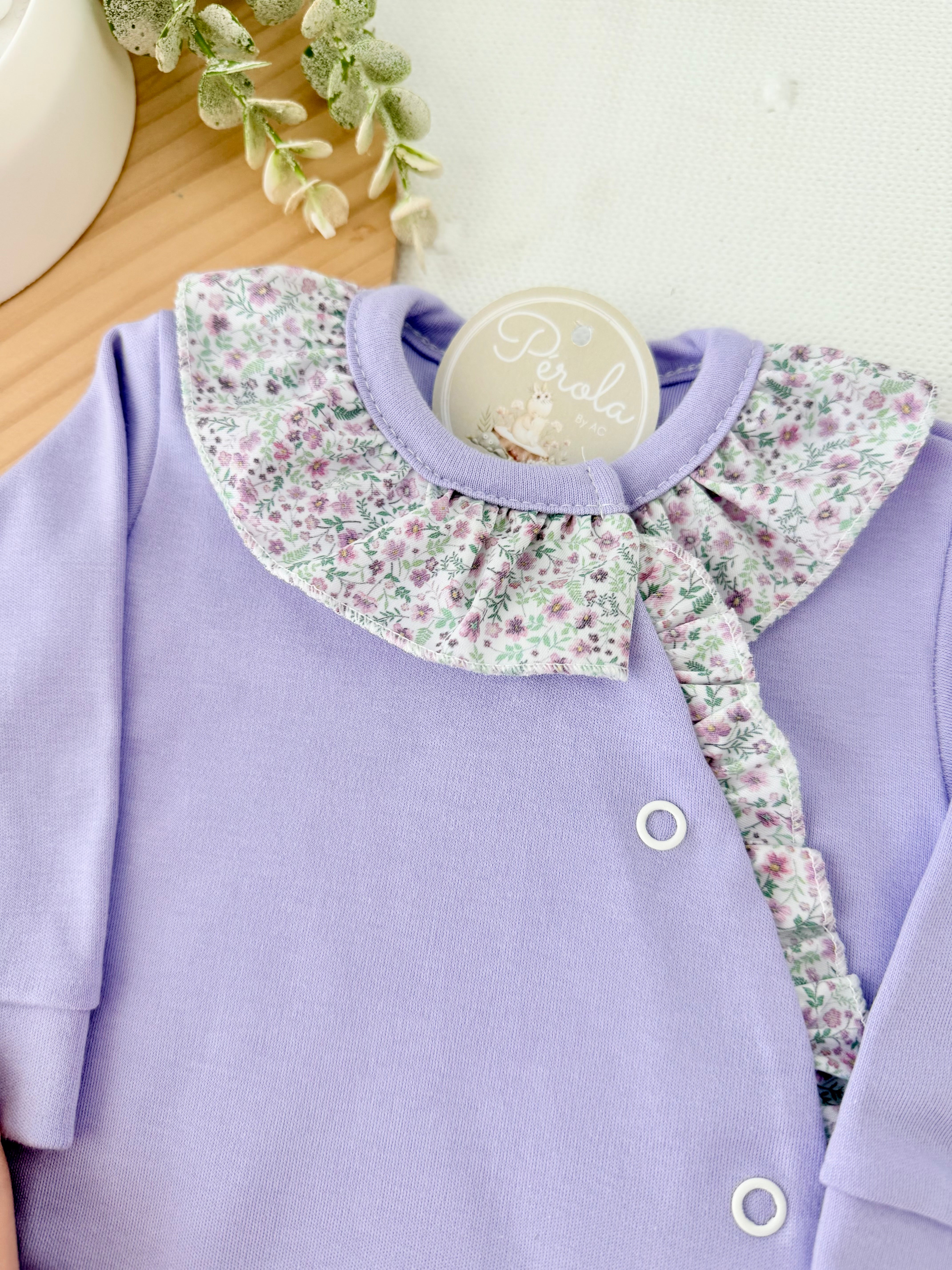 Babygrow em algodão lilás - tema flores roxas