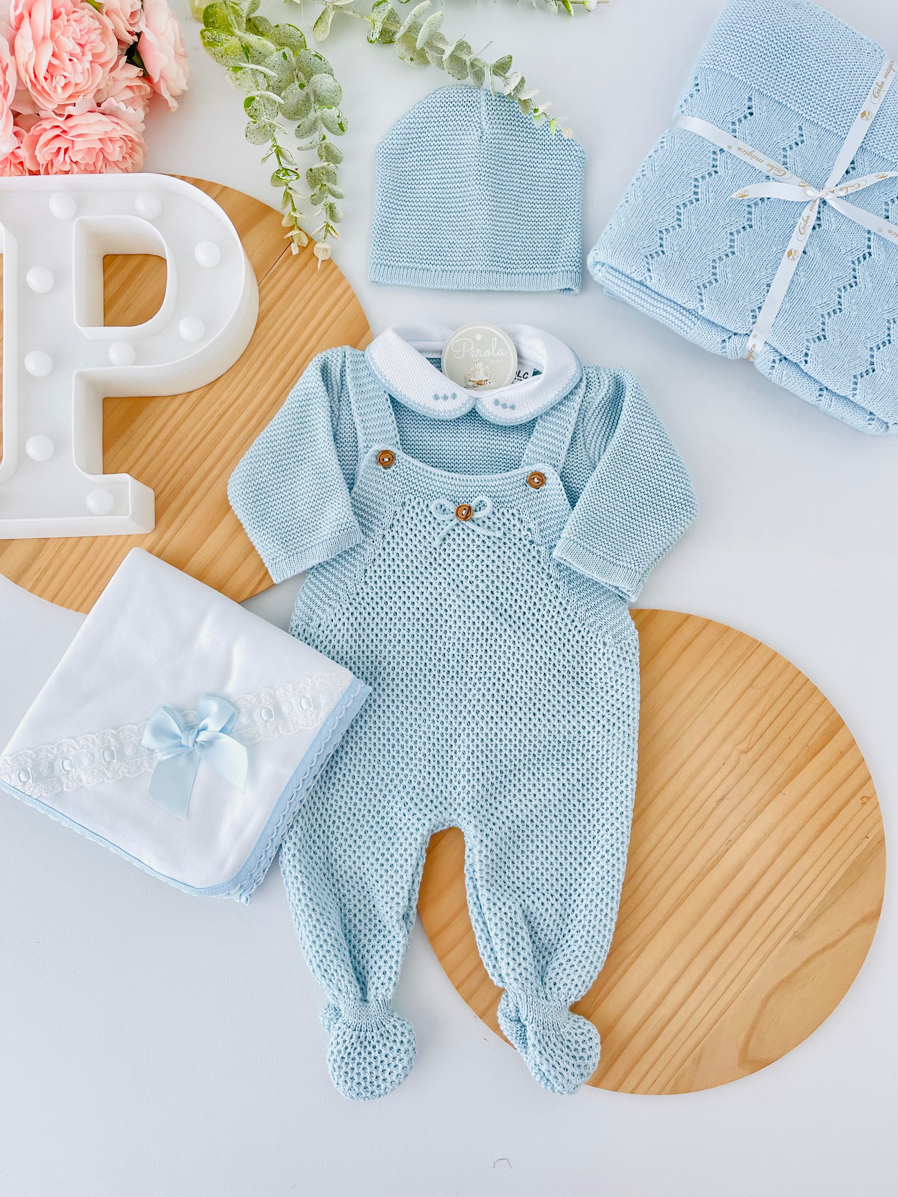 Saída de maternidade laço: jardineiras, camisola e gorro