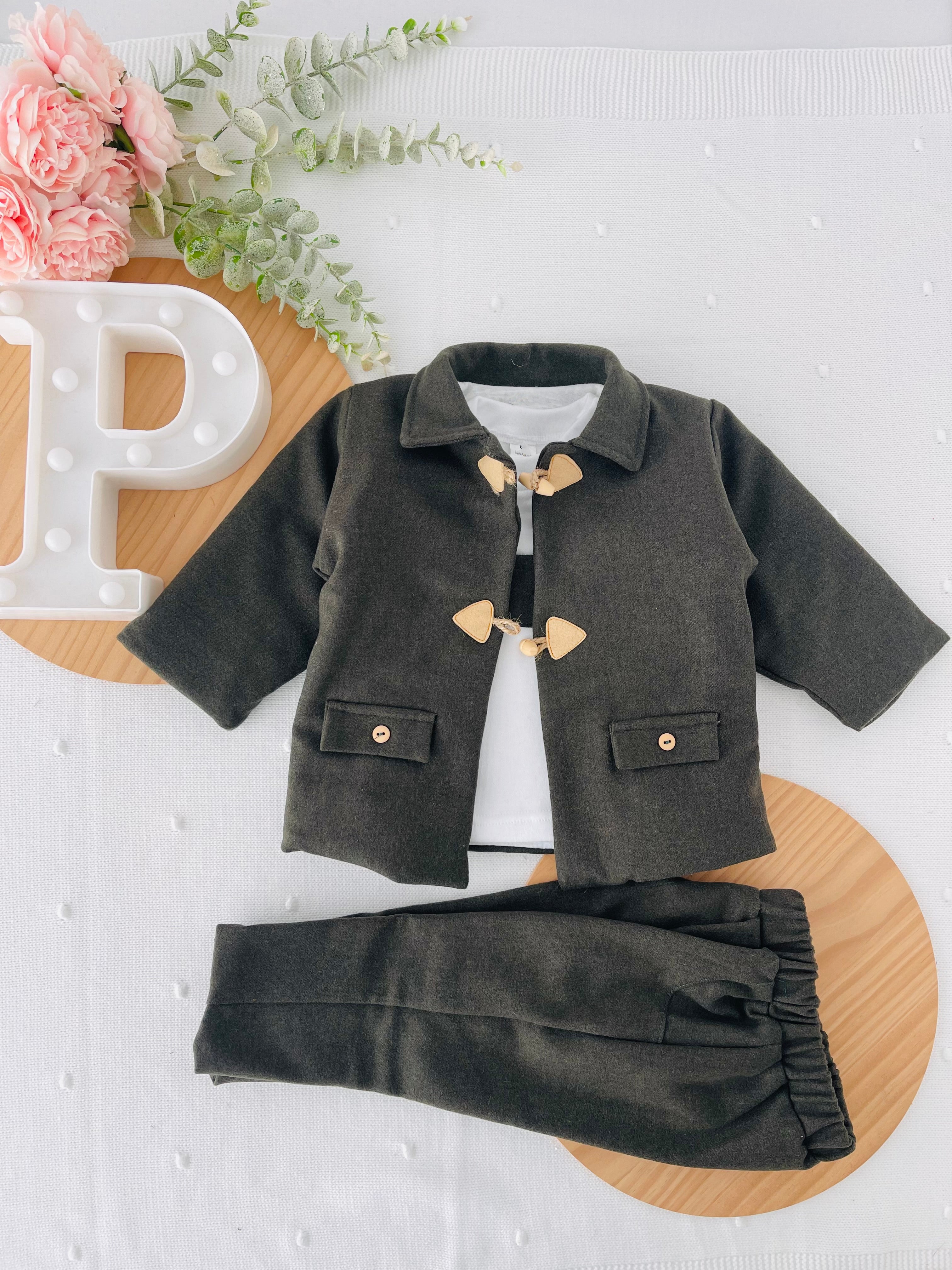 Conjunto menino em fazenda 3 peças: casaco, calças e camisola