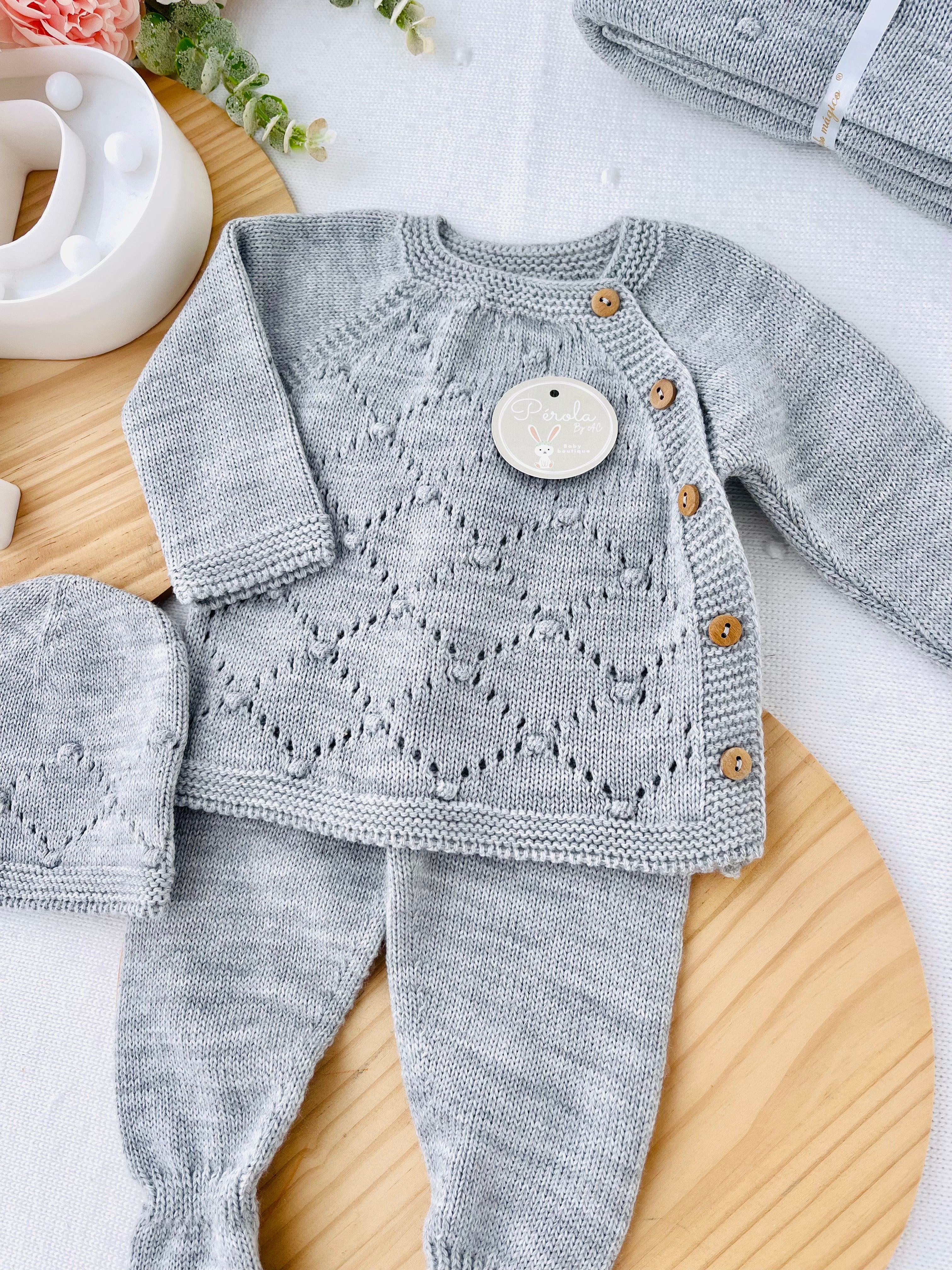 Conjunto malha bolinhas: camisola, calças e gorro- Outono/Inverno. 3/6M