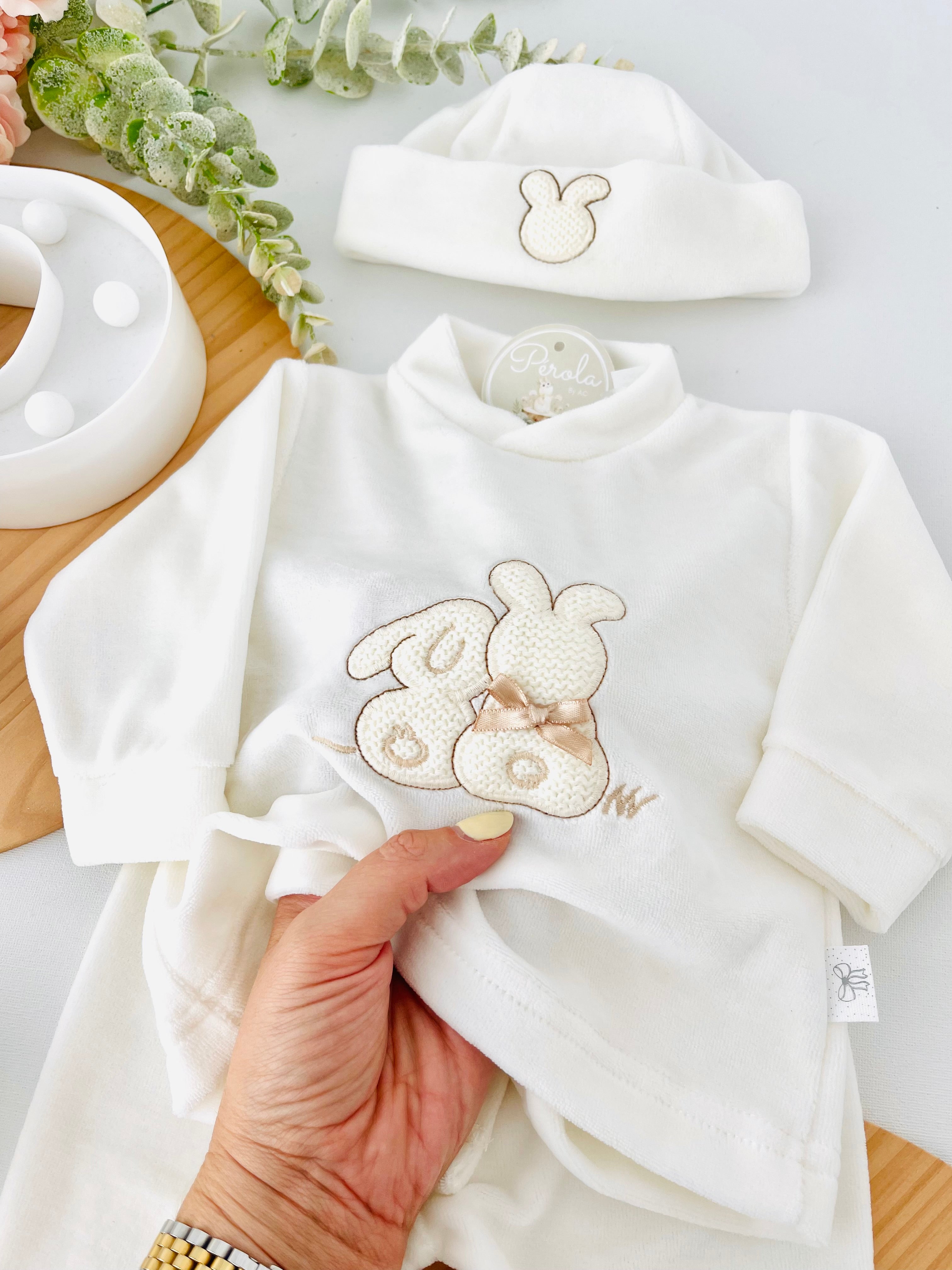 Conjunto em veludo 4 peças tema coelhinho : calças, camisola, carapins e gorro