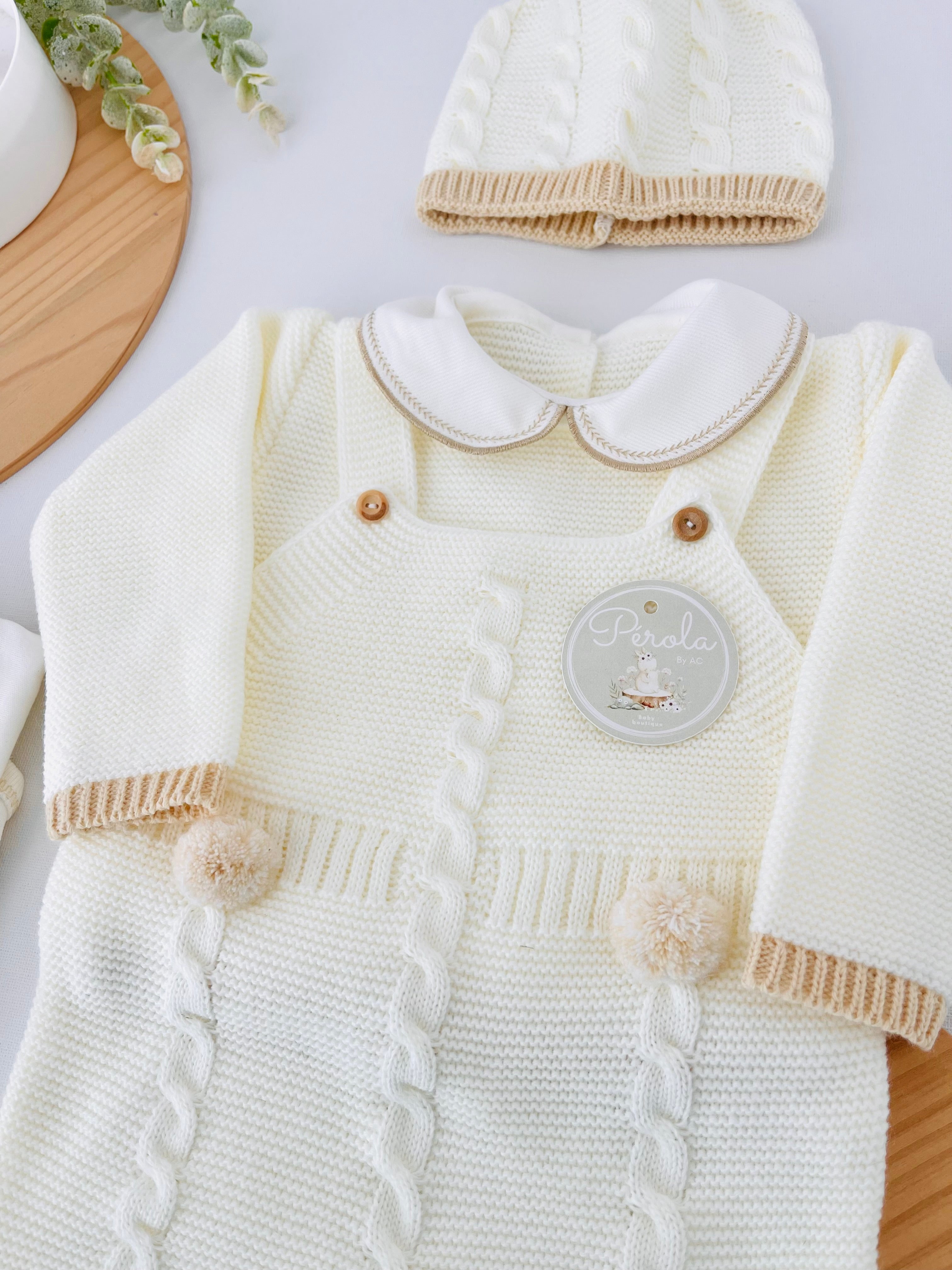 Pack saída de maternidade Pérola 5 peças: body, calças, jardineiras, camisola e gorro