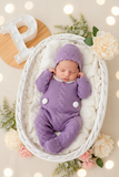 Conjunto pompom lilás: jardineiras, camisola e touca