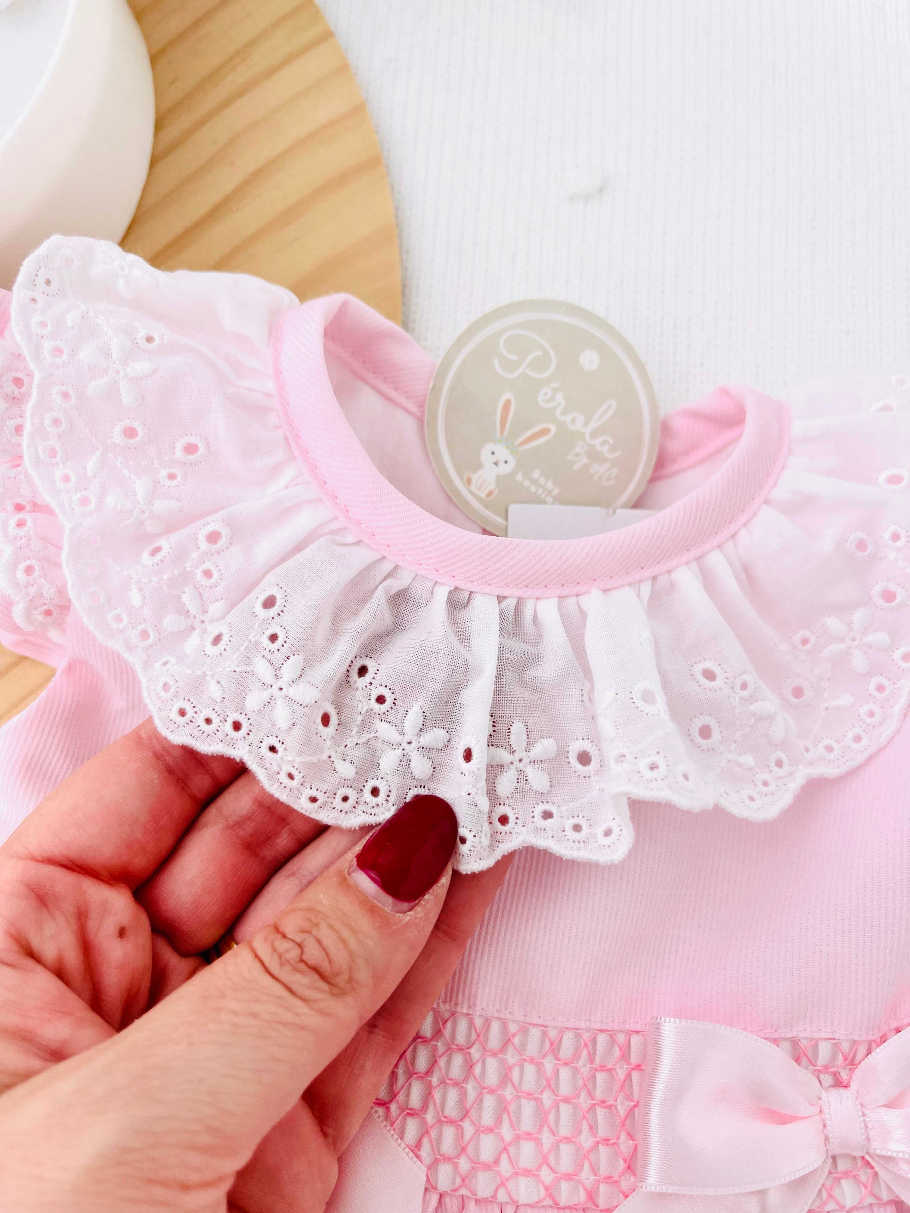 Conjunto cerimónia rosa: vestido com laço grande nas costas e tapa fraldas