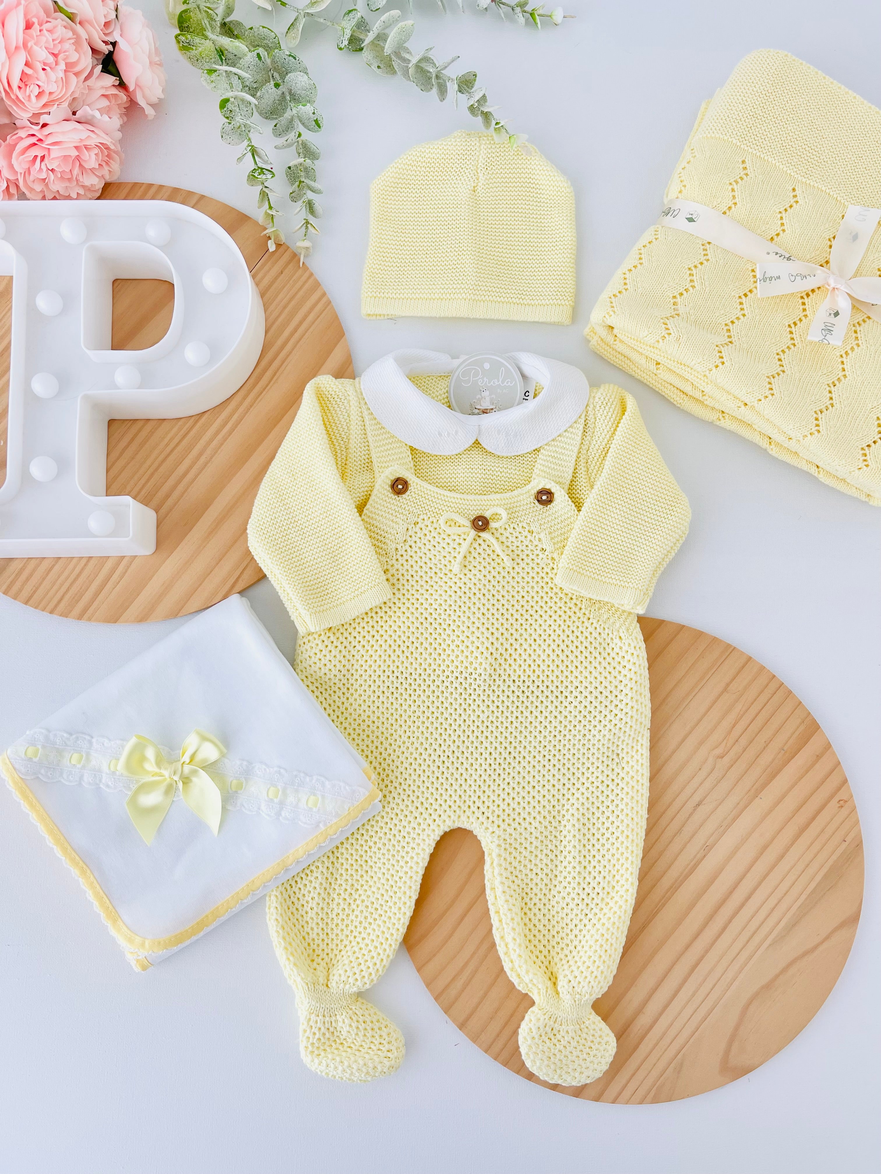 Saída de maternidade laço: jardineiras, camisola e gorro