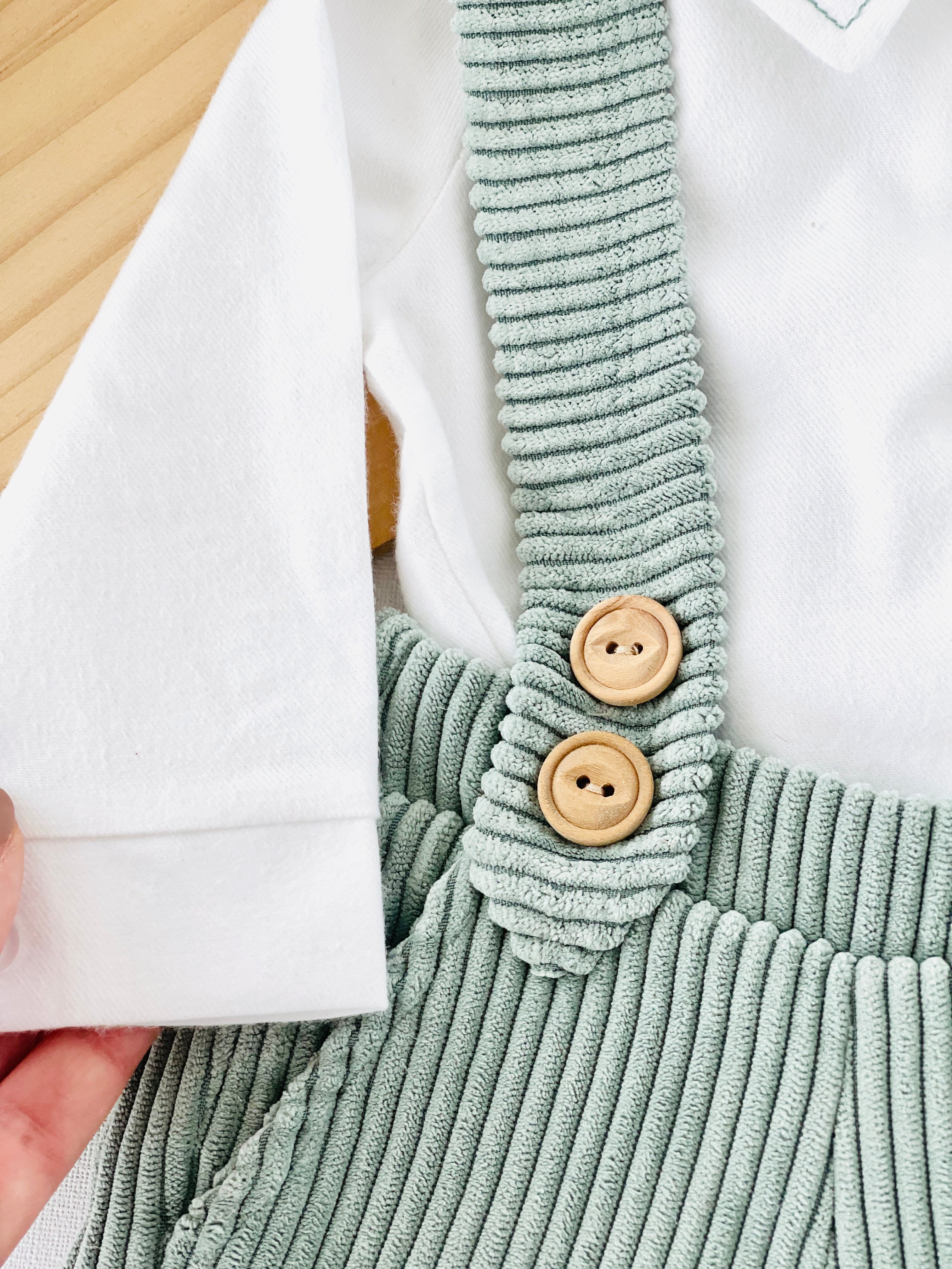 Conjunto elegante menino: calções e camisa em flanela