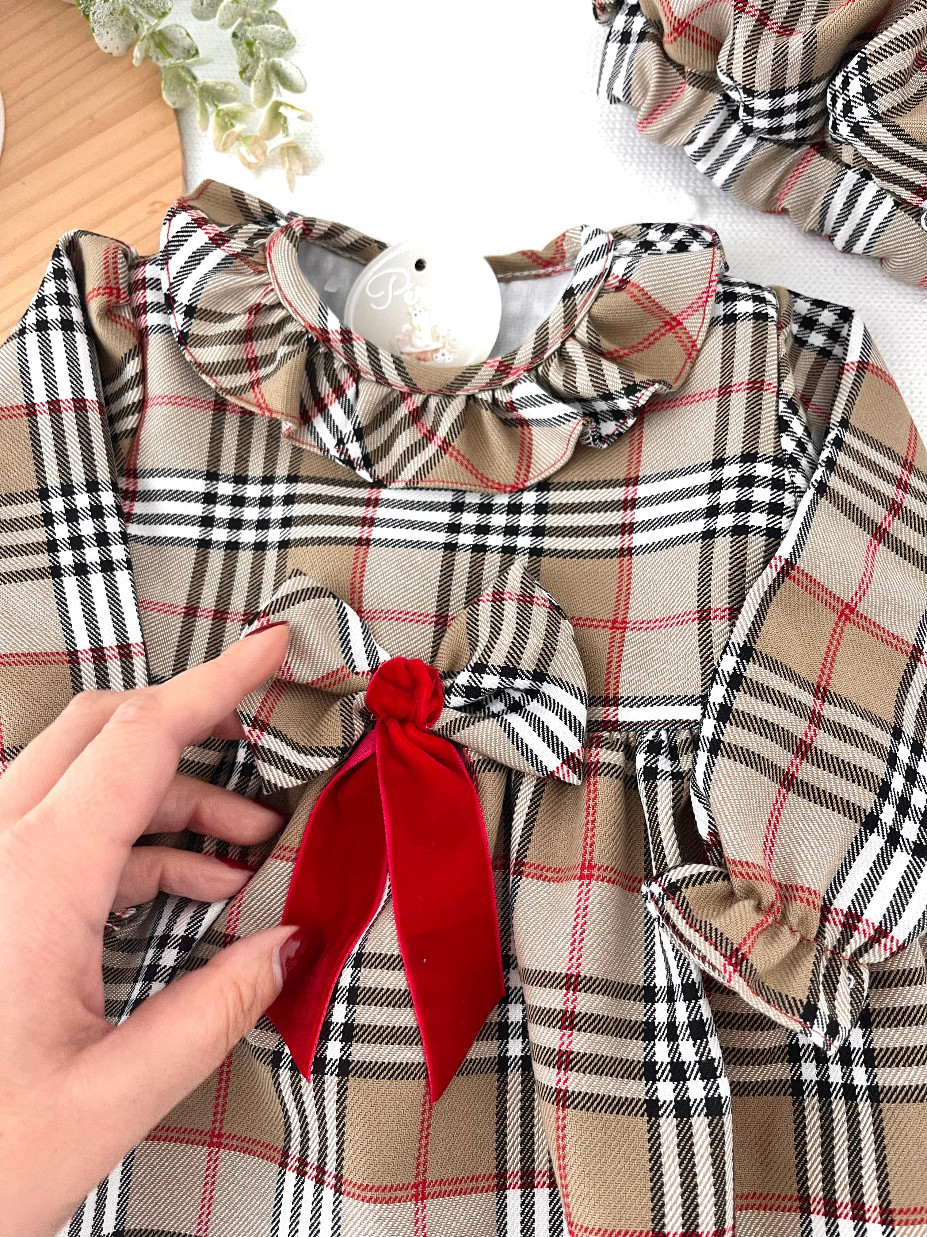 Conjunto Menina estilo Burberry - Vestido e Bóina