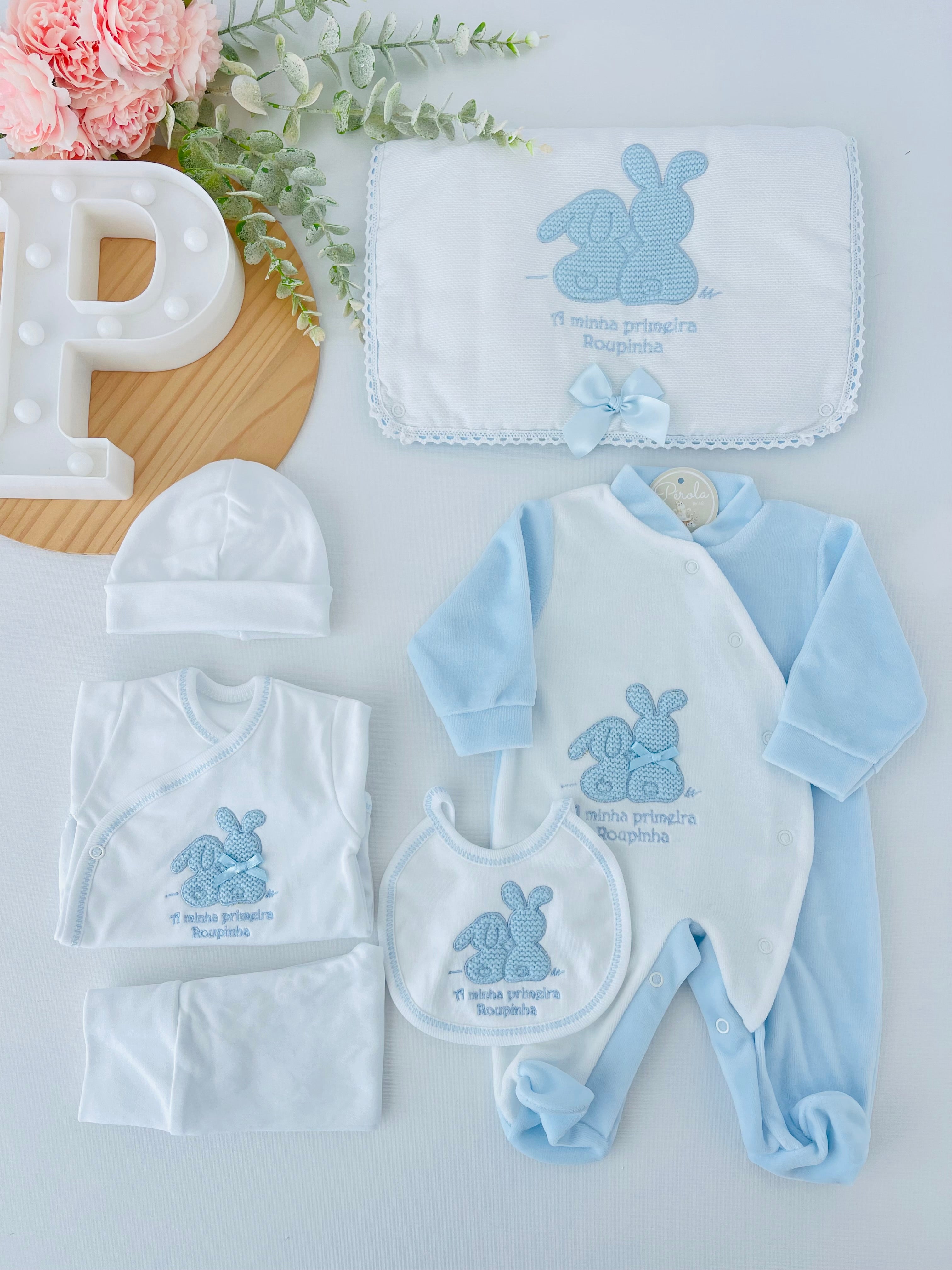 Conjunto primeira roupinha em veludo tema coelhinhos