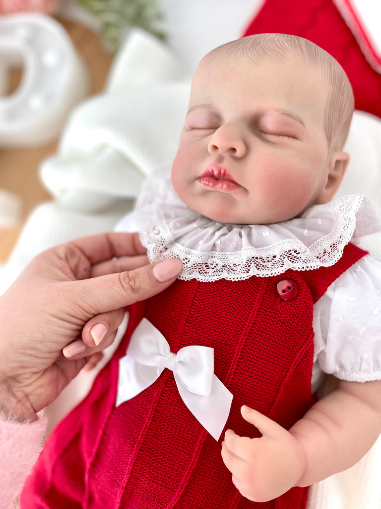 Saída de maternidade em vermelho: jardineiras e blusa