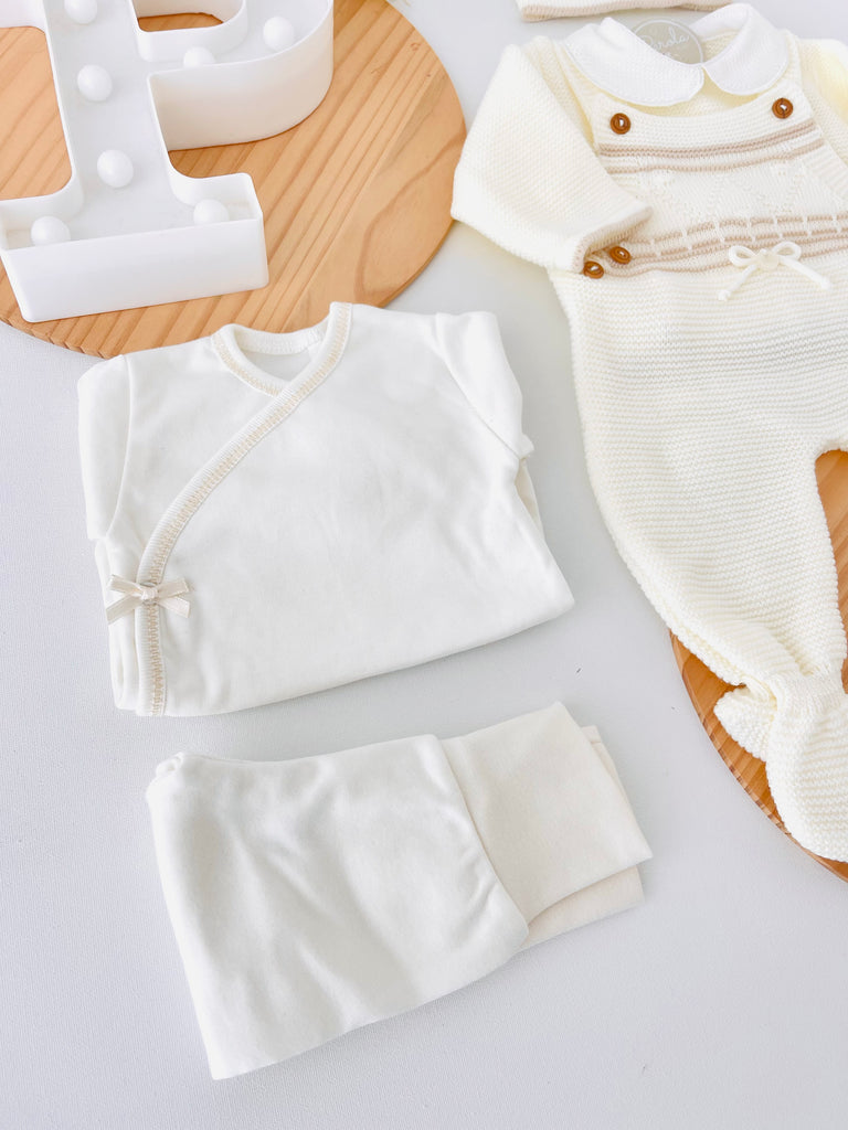 Pack saída de maternidade Pérola 5 peças: body, calças, jardineiras, camisola e gorro