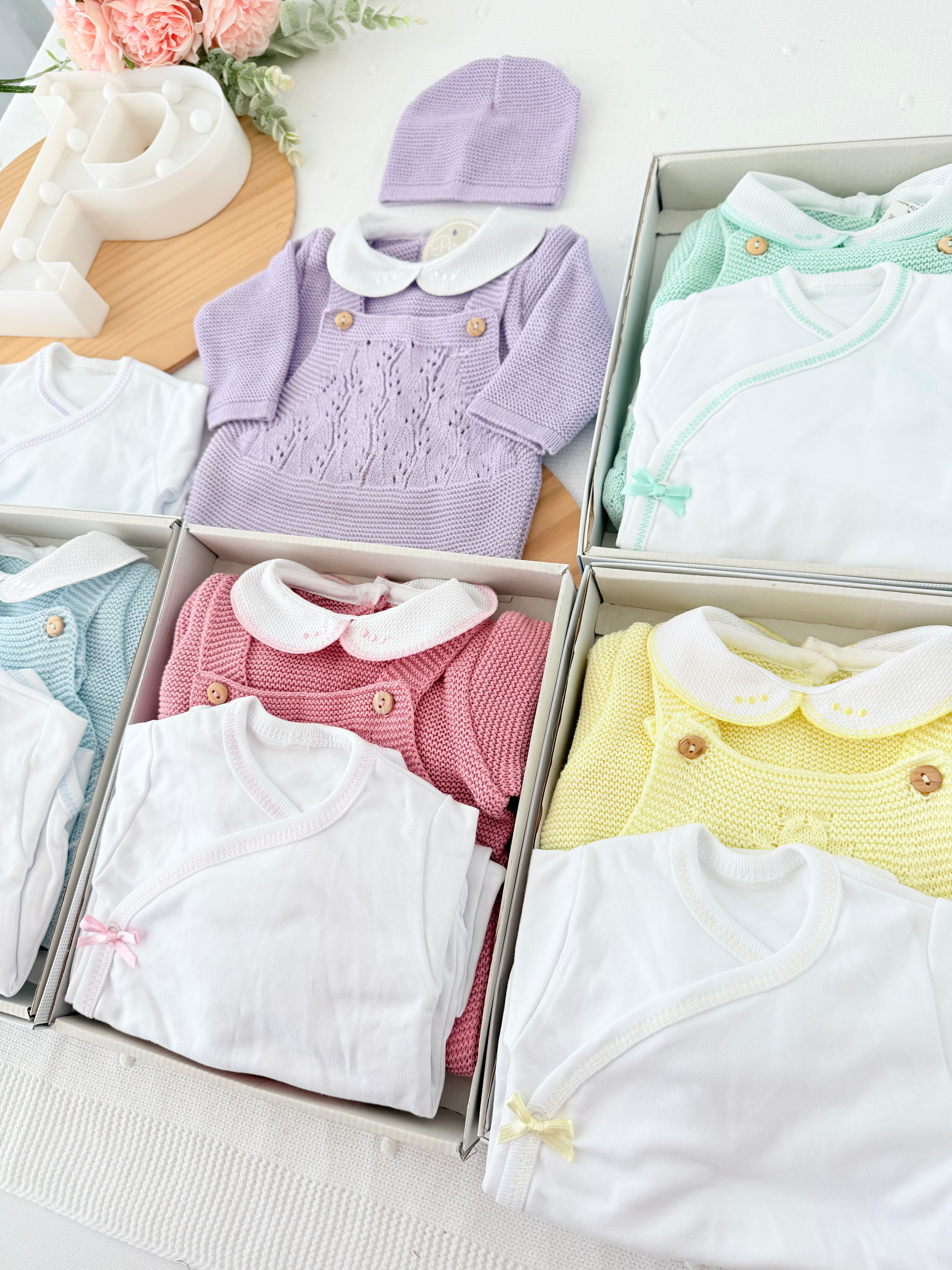 Pack saída de maternidade Rosa 5 peças: body, calças, jardineiras, camisola e gorro