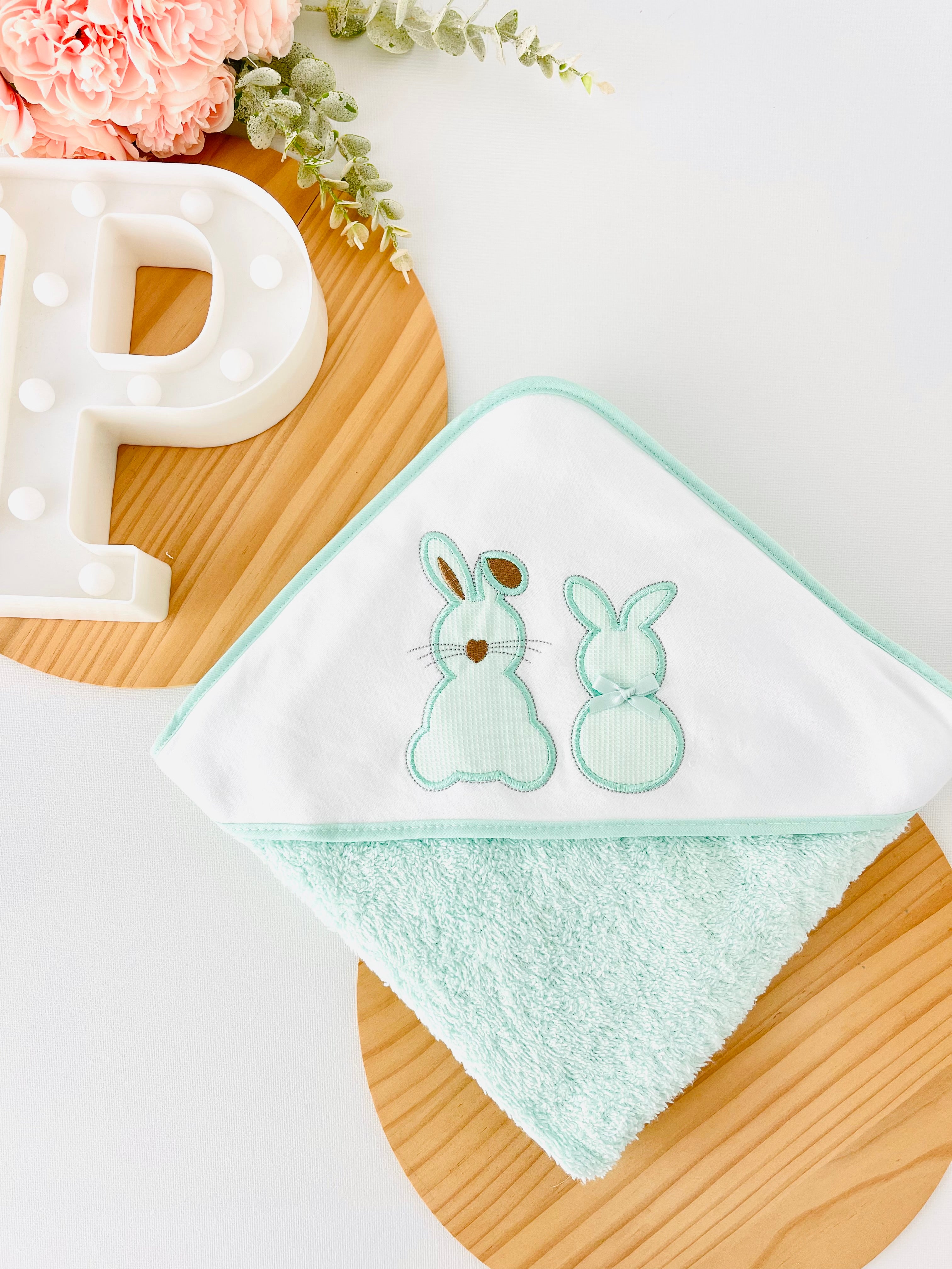 Toalha de banho tema 2 coelhos
