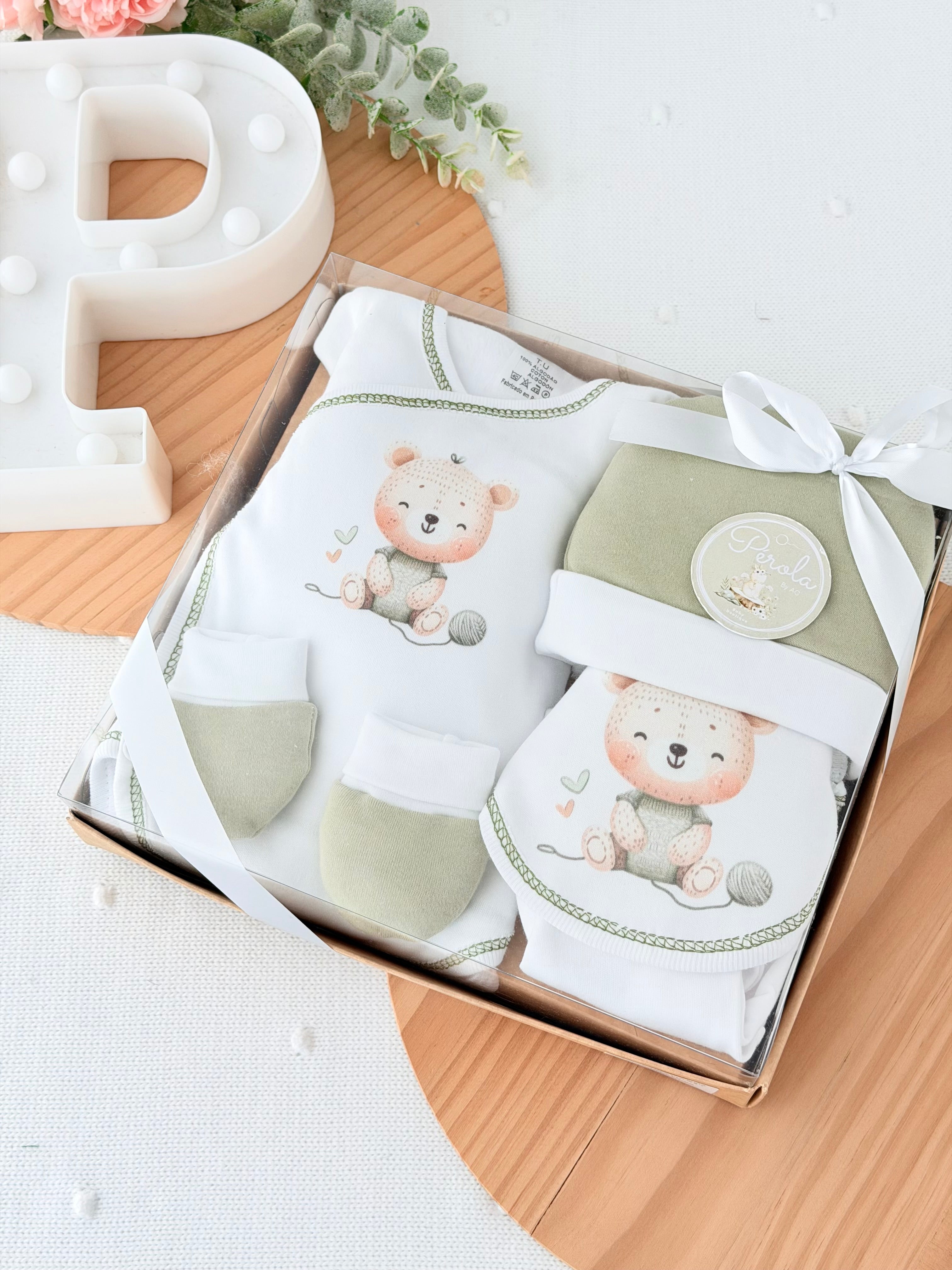 Pack Novelo com carda : camisola, calças, gorro, luvas e babete