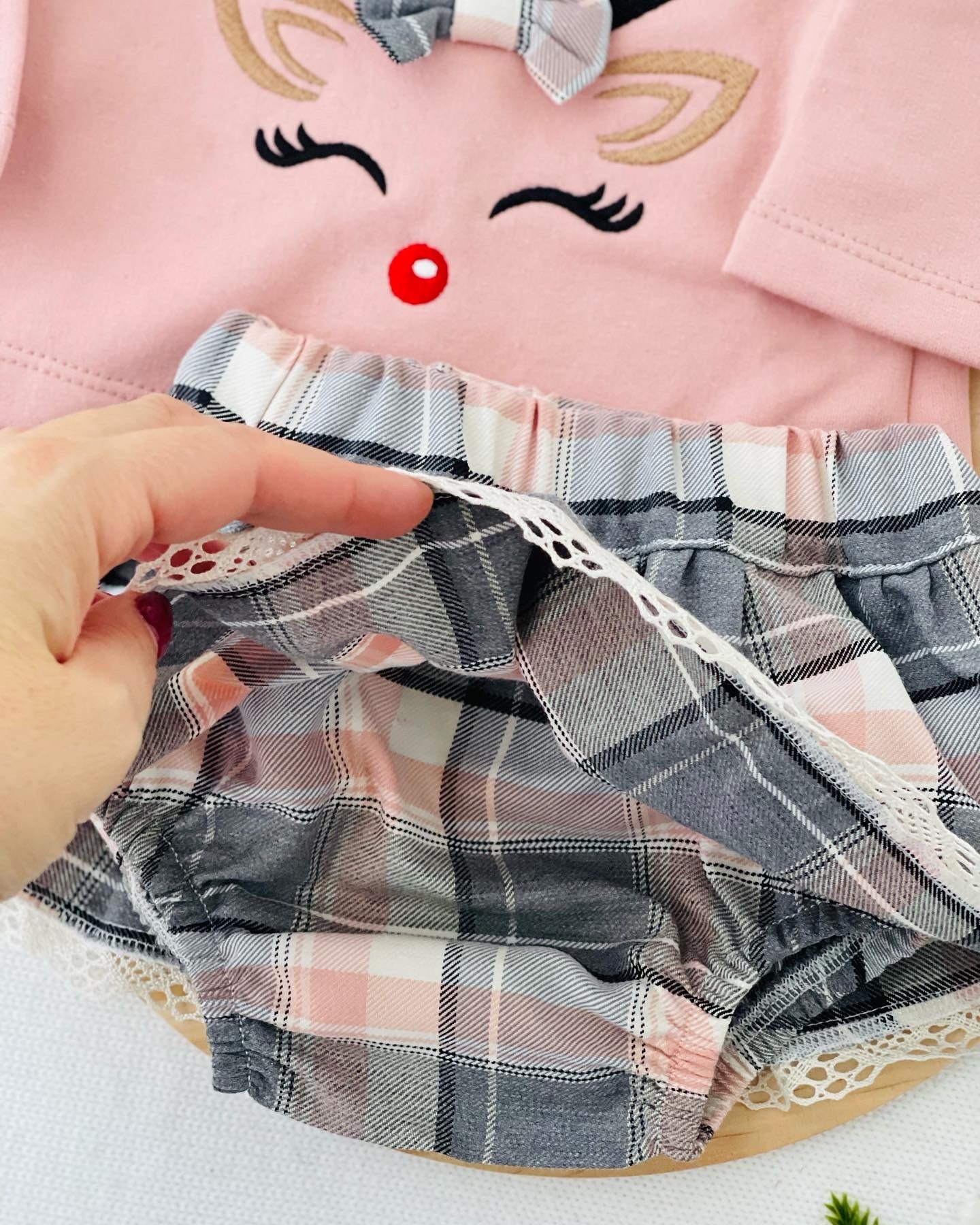 Conjunto Renas rosa : gancho, camisola e saia/tapa fraldas