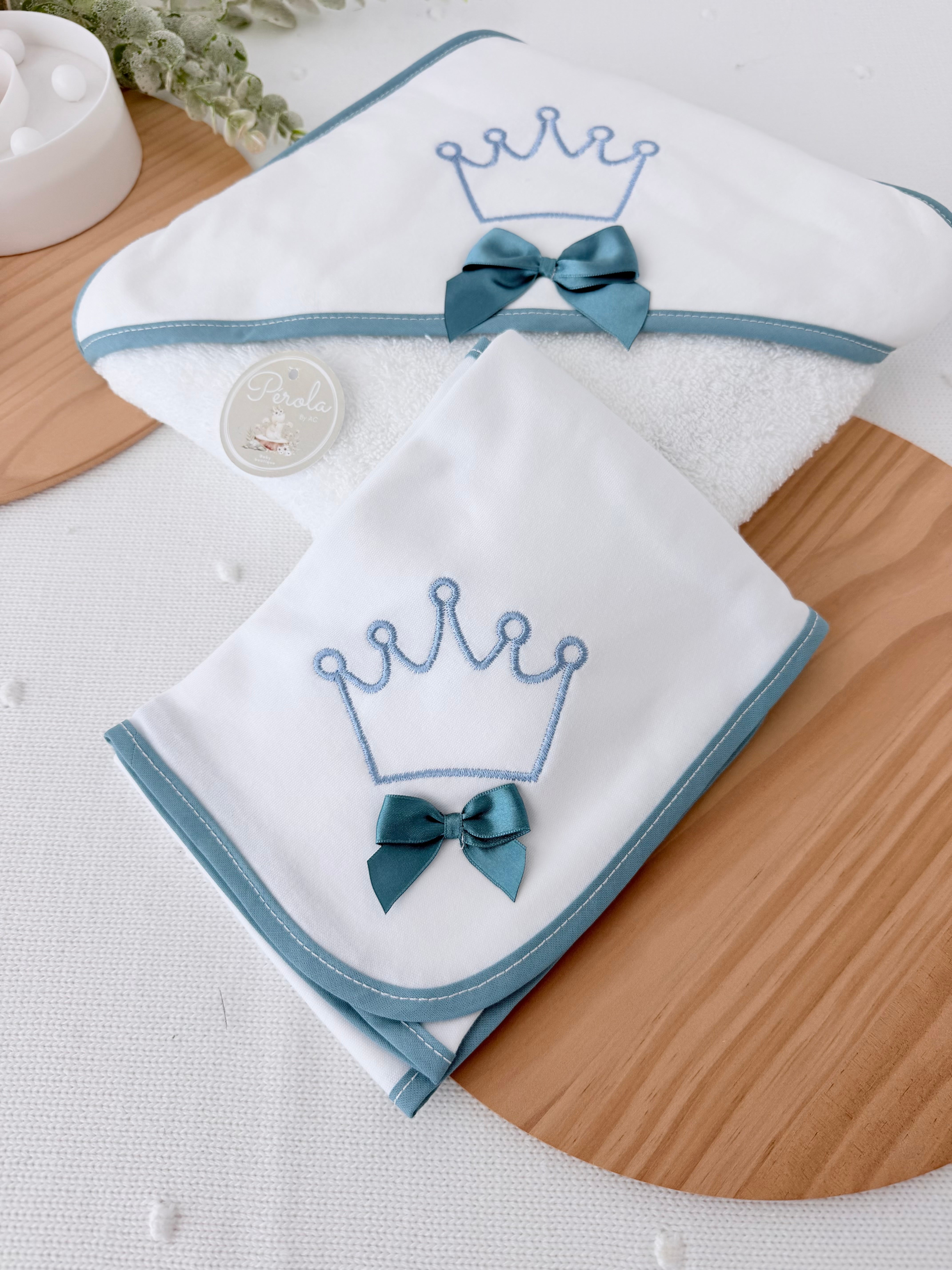 Conjunto toalha de banho e fralda tema coroa