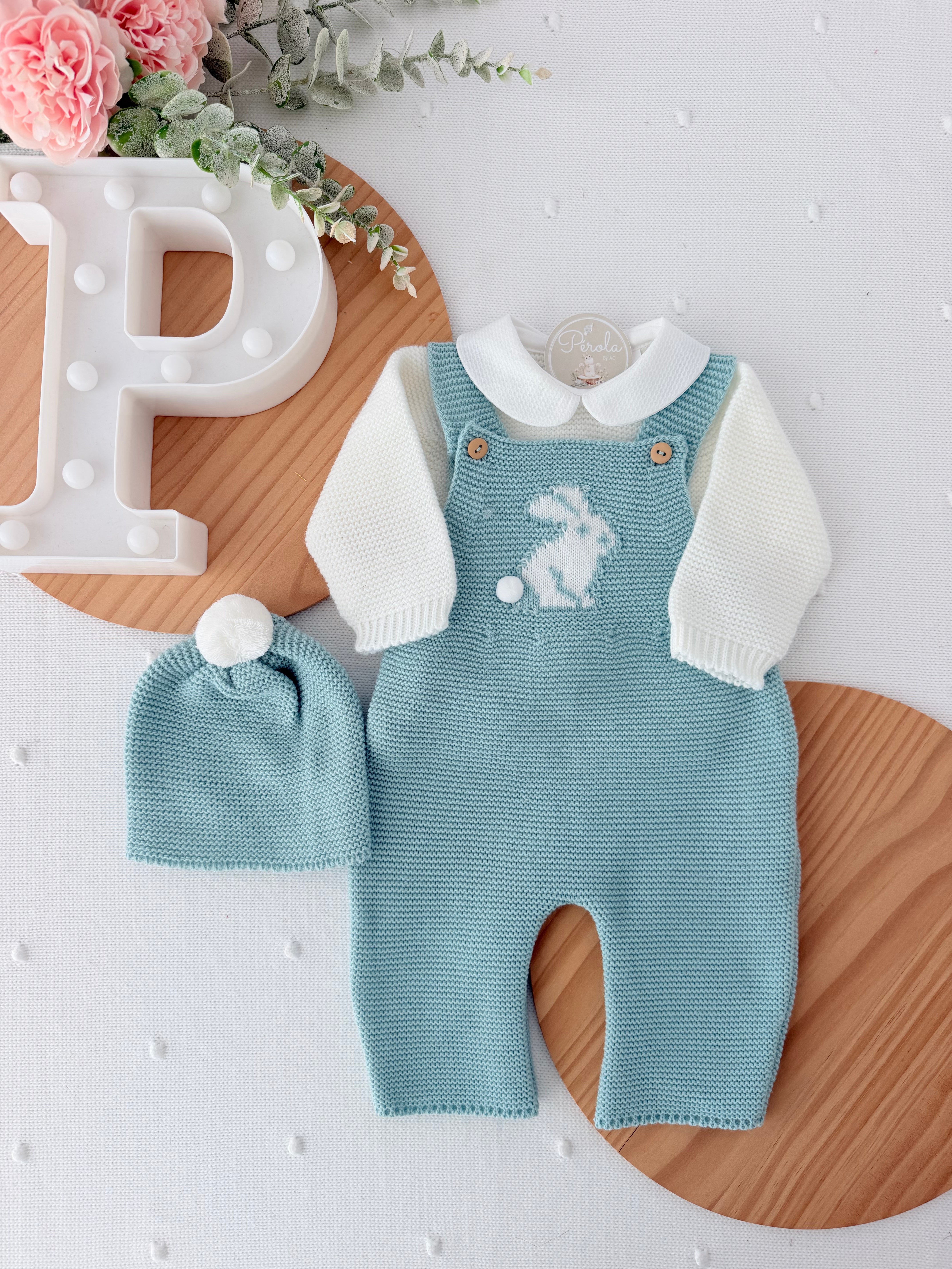 Conjunto coelhinho: jardineiras, camisola e gorro