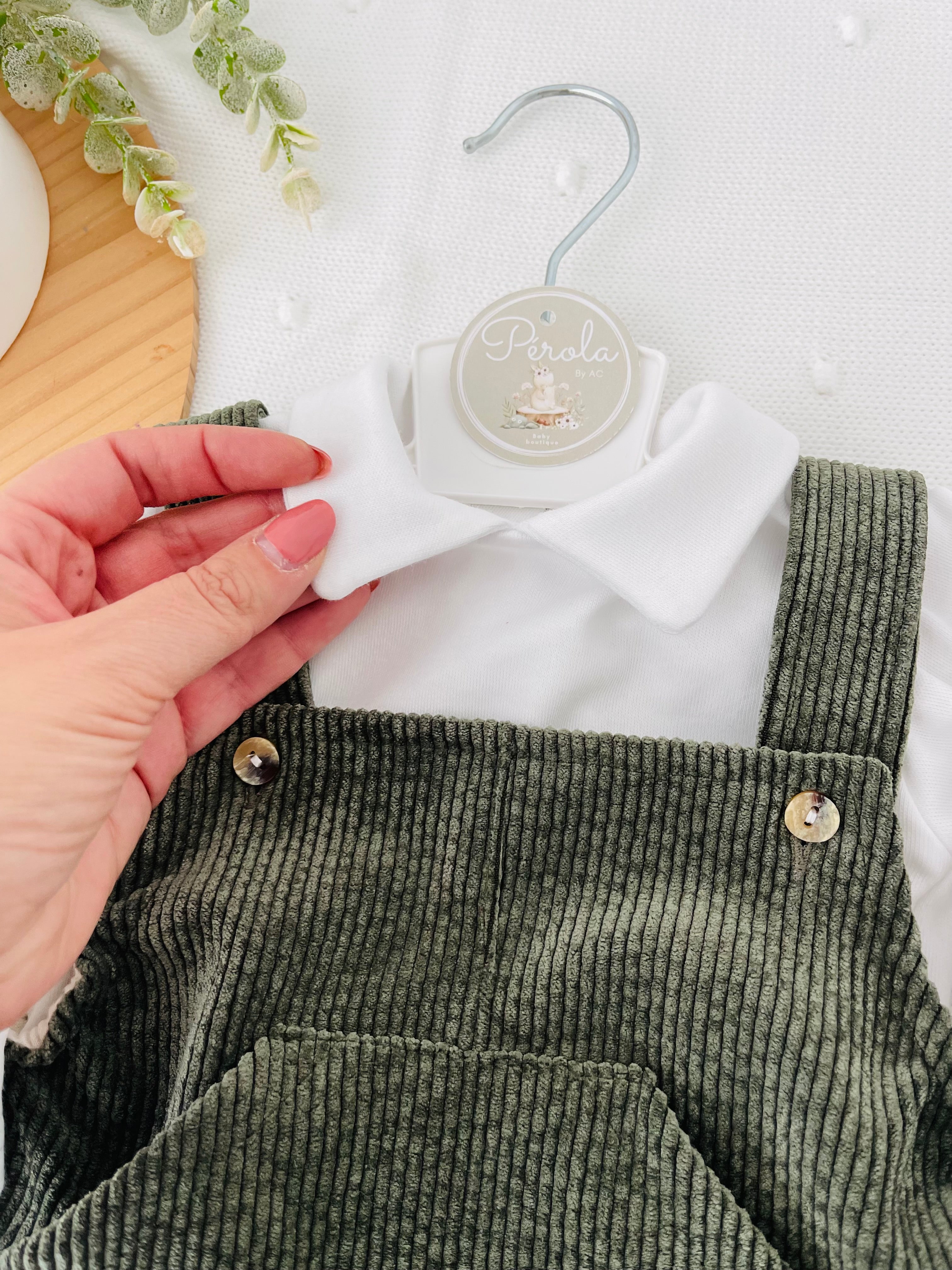 Conjunto verde: jardineiras e camisa