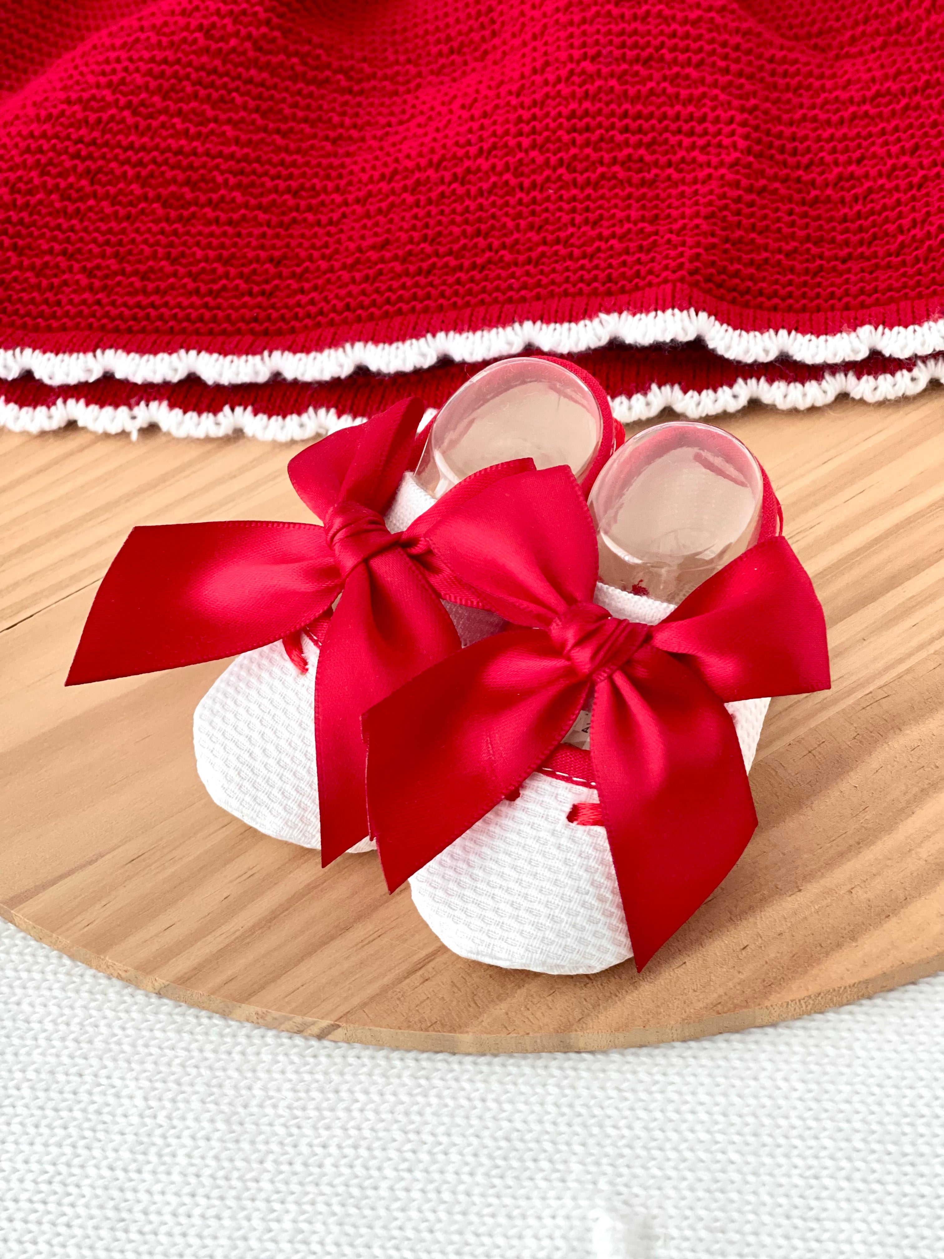 Conjunto em Malha Vermelha com Touca e Sapatinhos