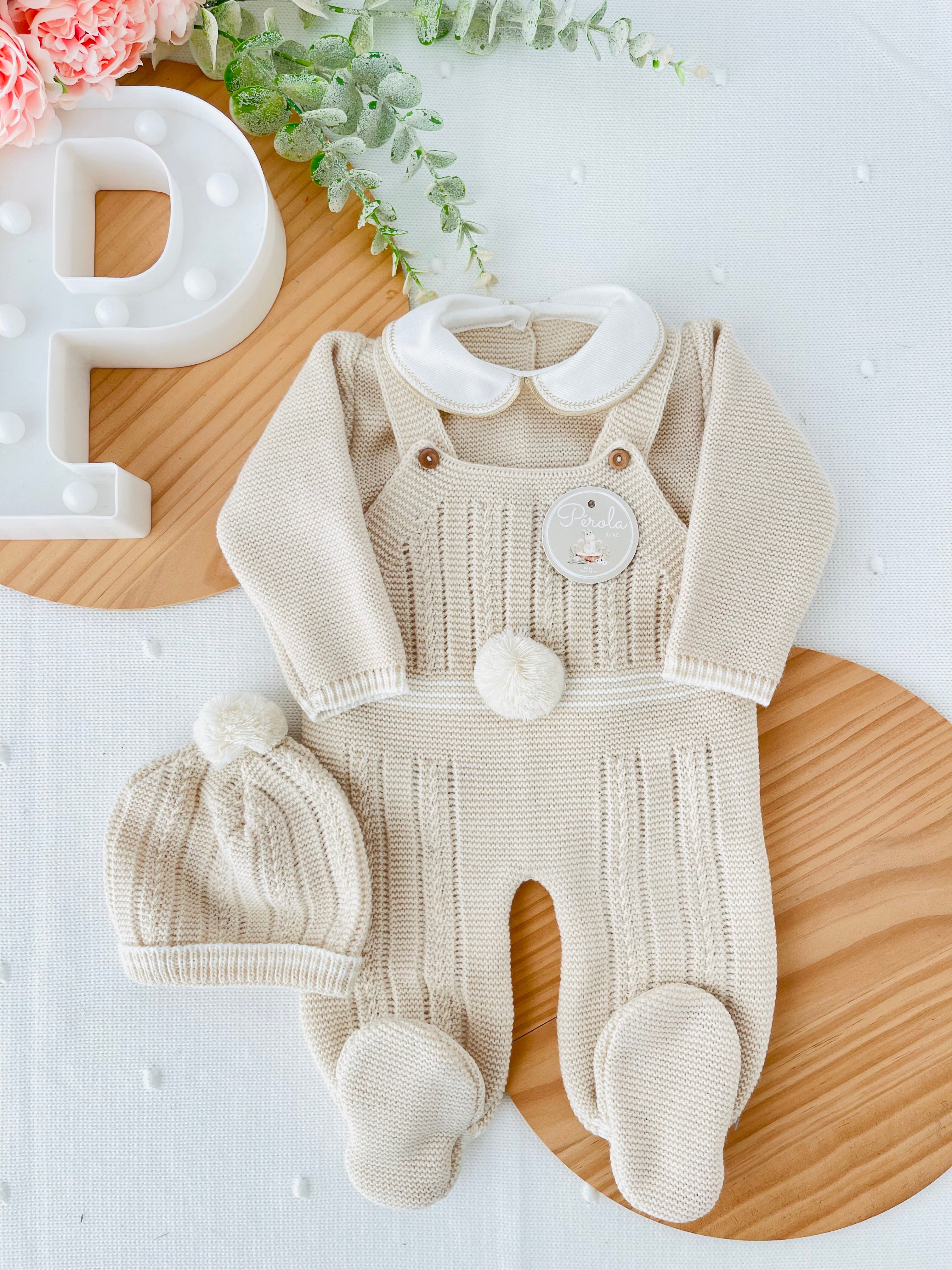 Conjunto Pompom bege: jardineiras, camisola e gorro
