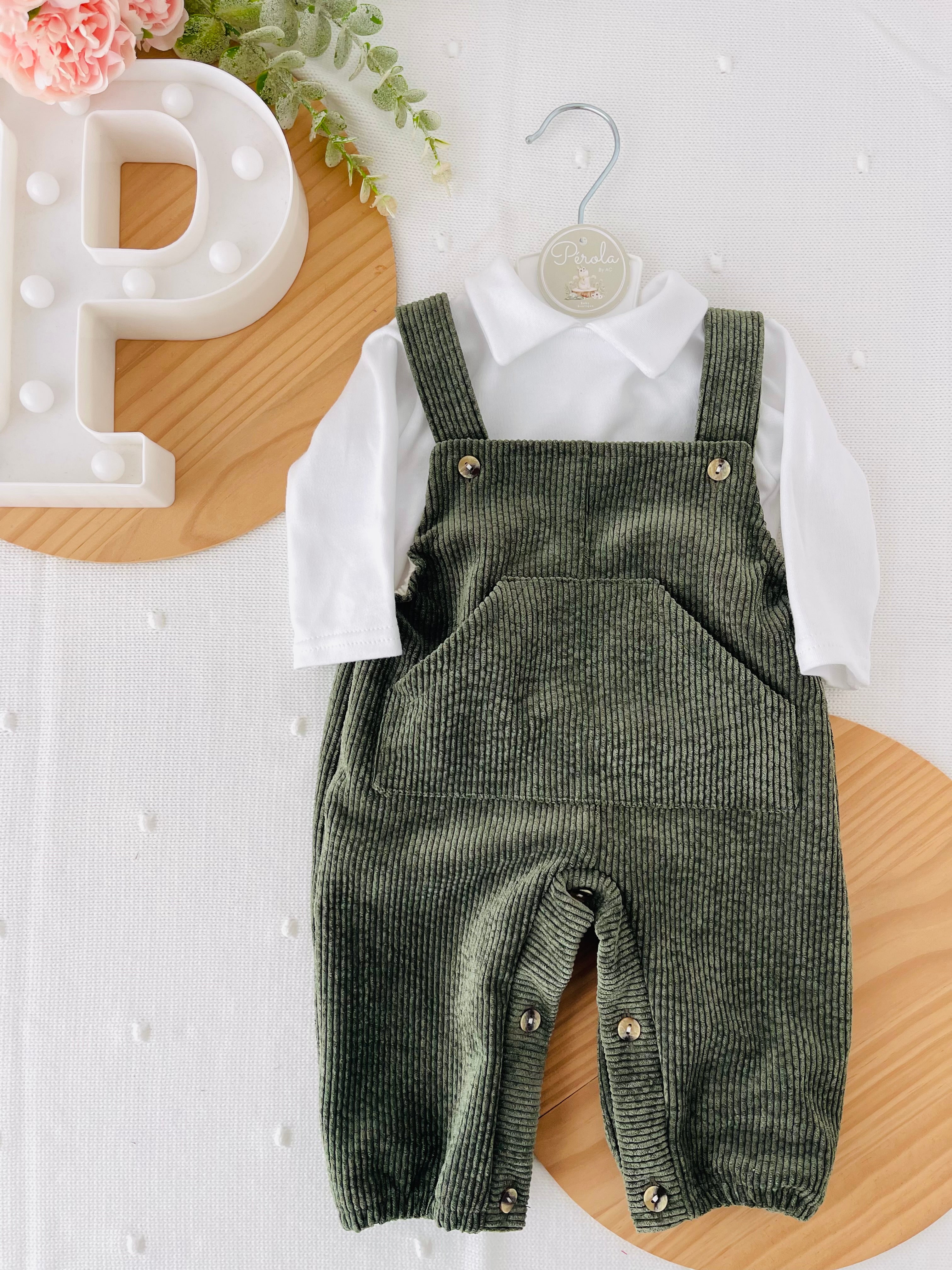 Conjunto verde: jardineiras e camisa