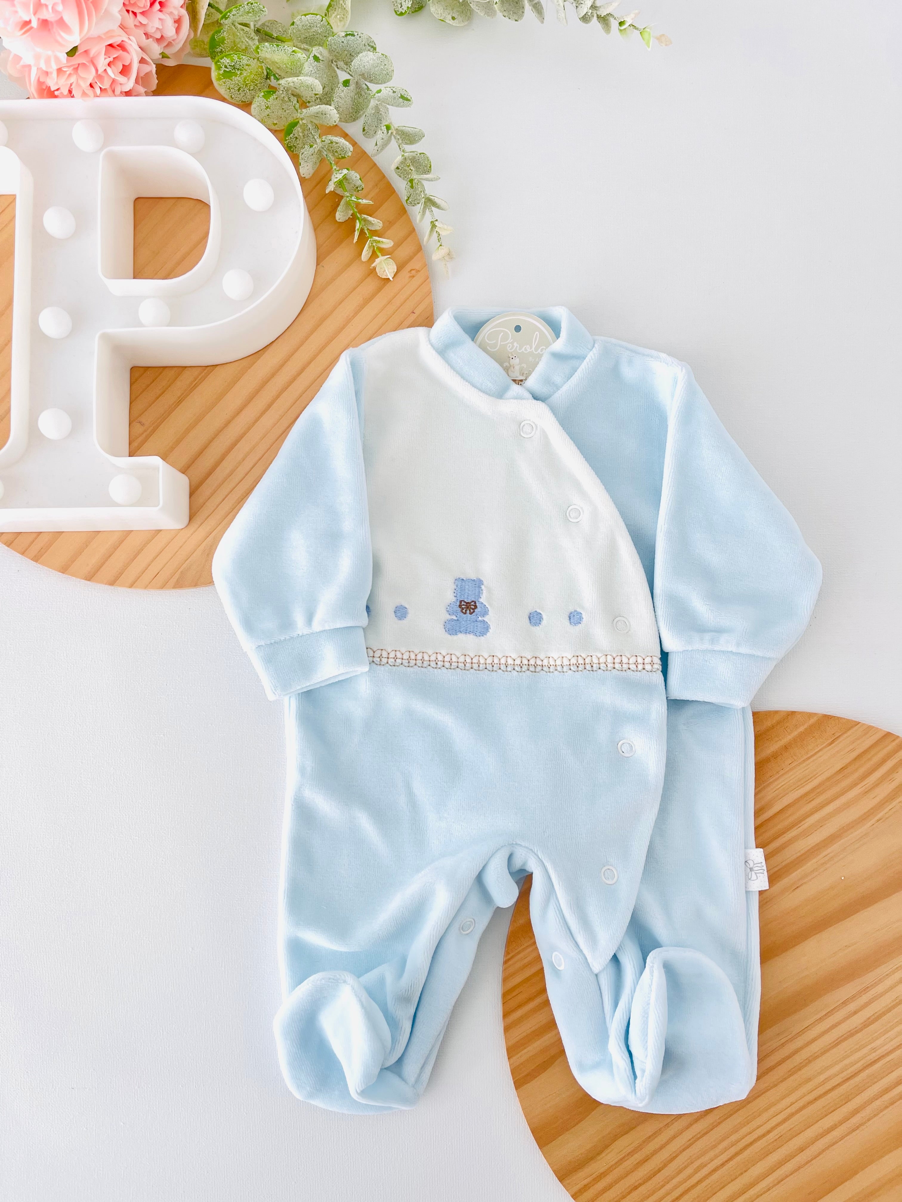 Babygrow azul em veludo para menino