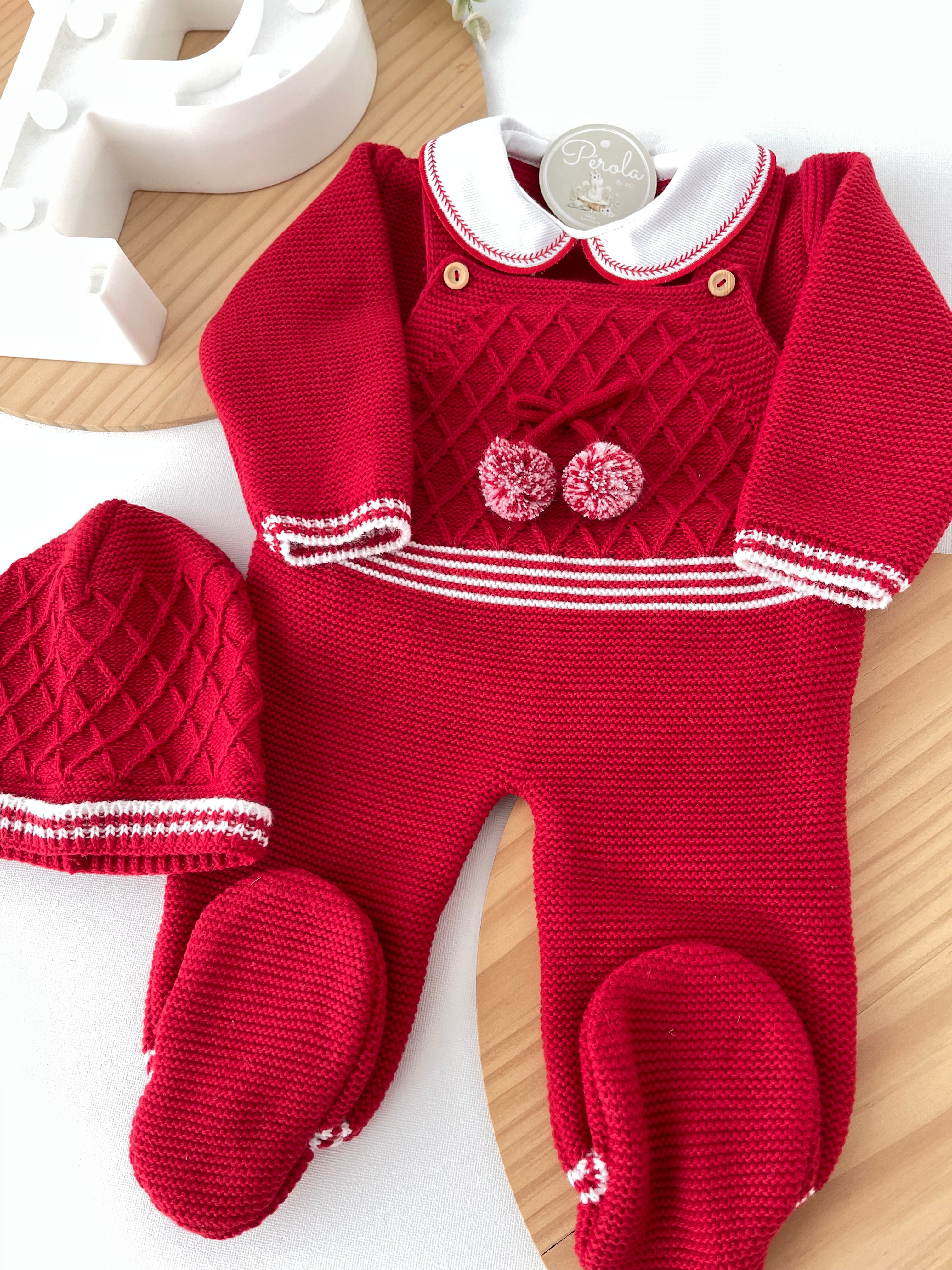 Saída de maternidade vermelho pompoms: jardineiras, camisola e gorro