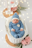 Saída de maternidade azul cobalto: jardineiras, camisola e gorro malha quentinha
