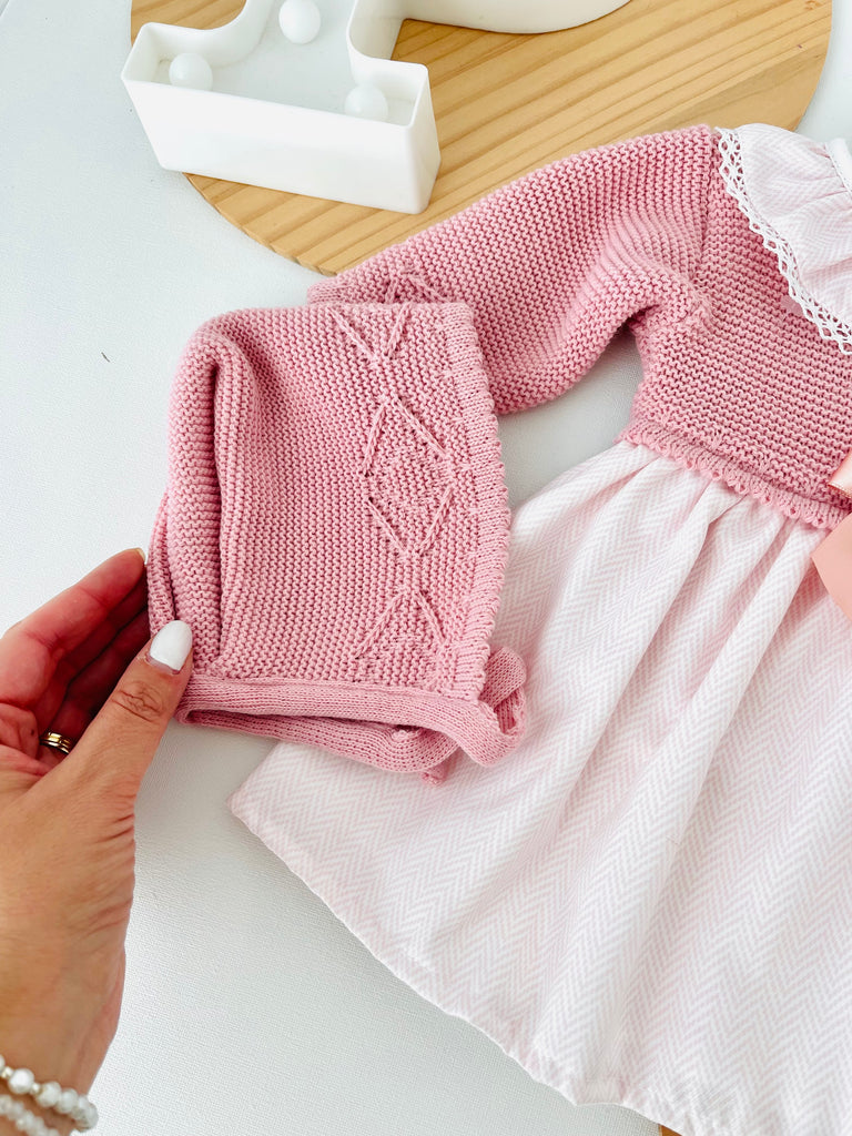 Vestido e touca rosa velho