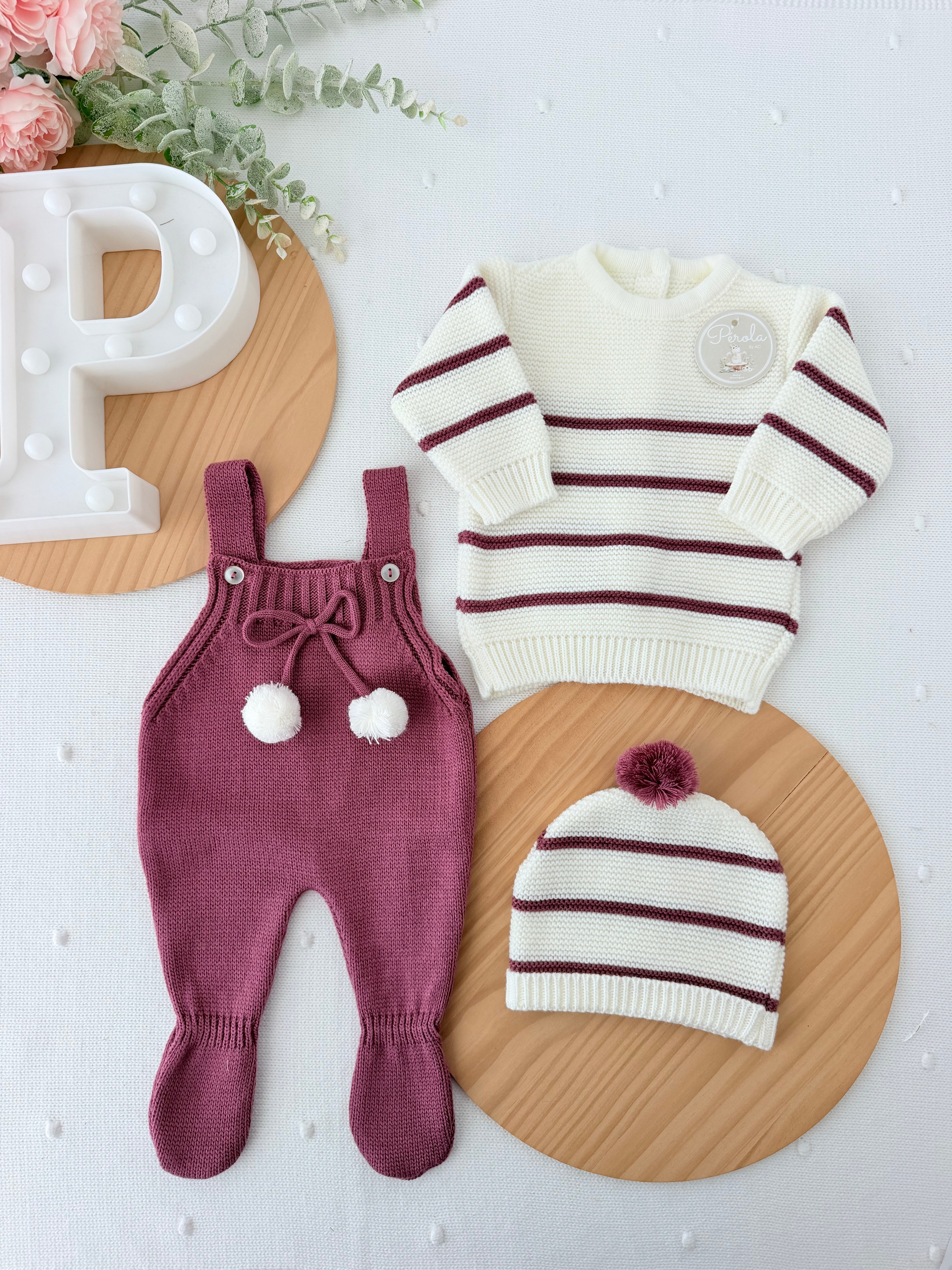 Conjunto risquinhas berinjela: jardineiras, camisola e gorro