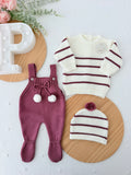 Conjunto risquinhas berinjela: jardineiras, camisola e gorro