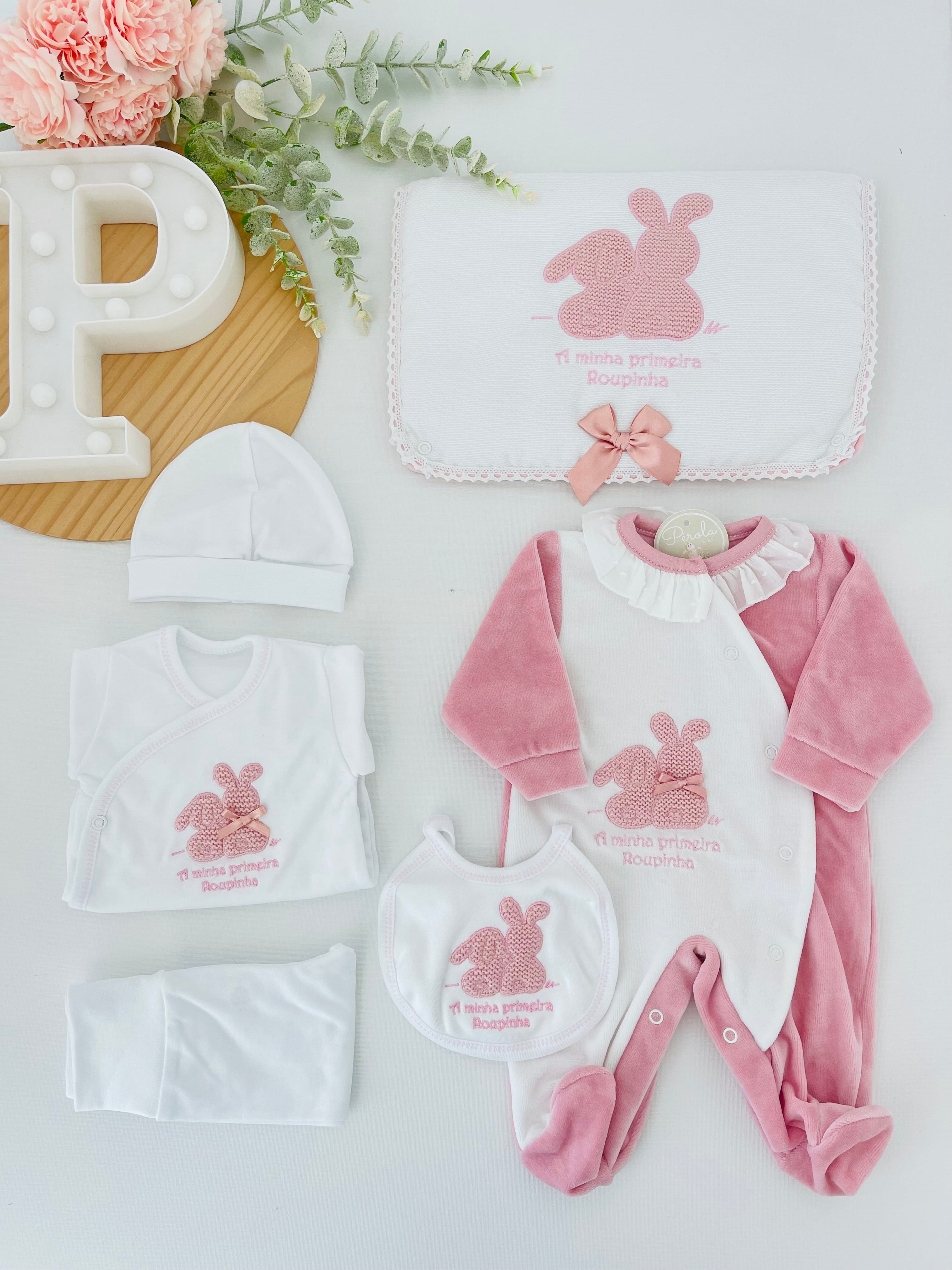Conjunto primeira roupinha em veludo tema coelhinhos