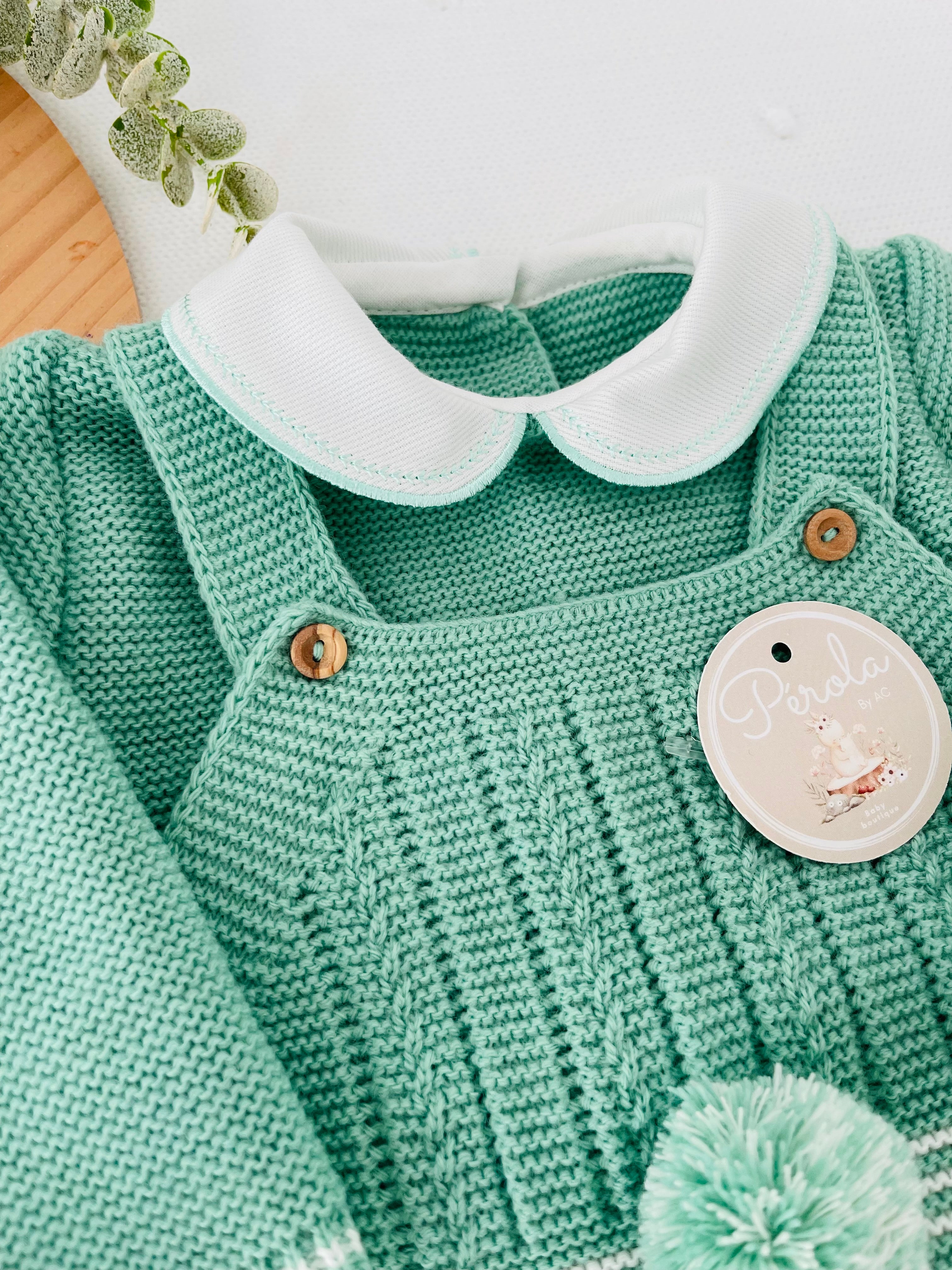 Conjunto Pompom verde: jardineiras, camisola e gorro