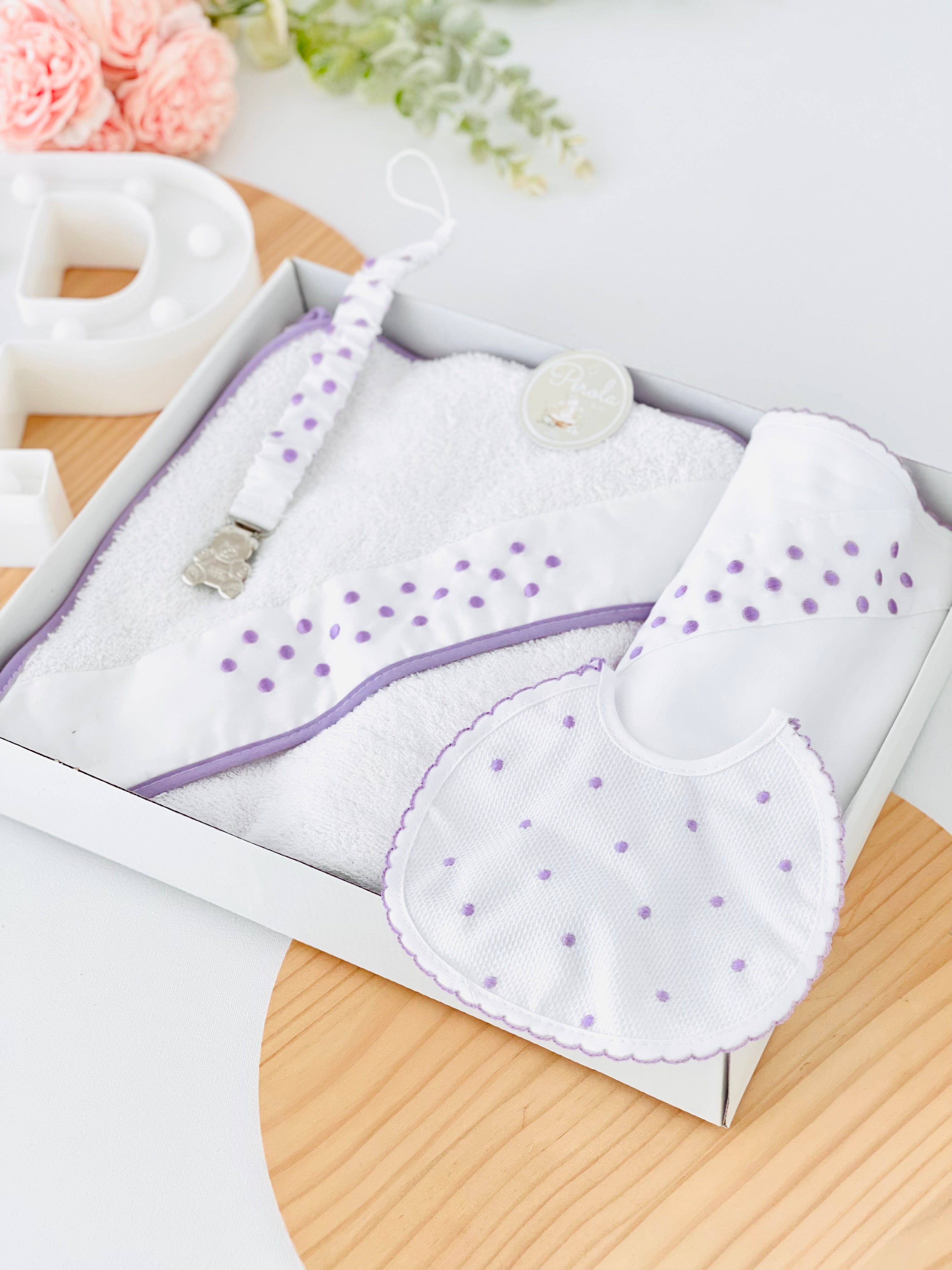 Box enxoval bolinhas: toalha de banho, fralda, babete e prende chupetas