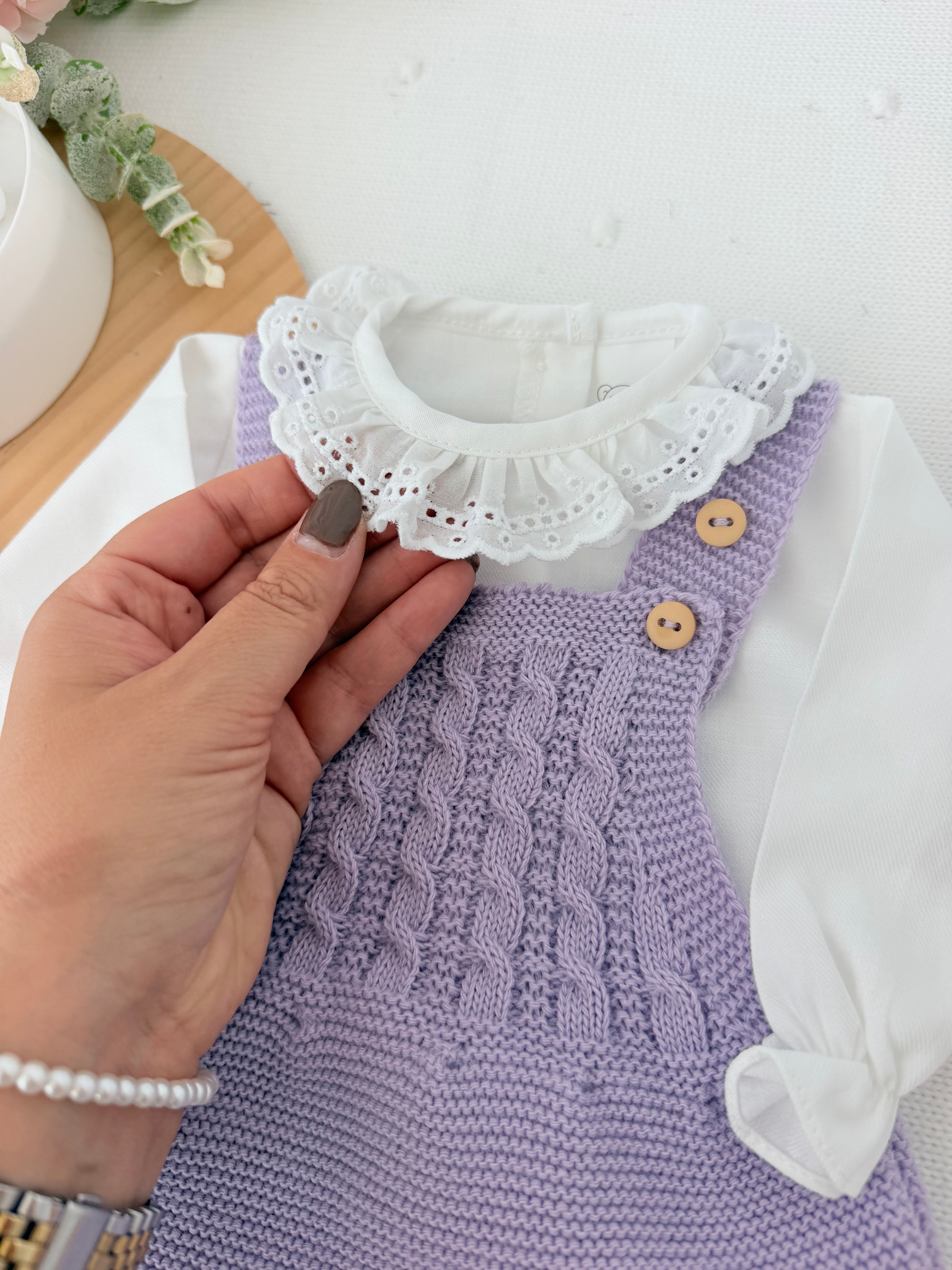 Saída de maternidade lilás: jardineiras, blusa e gorro Outono Inverno