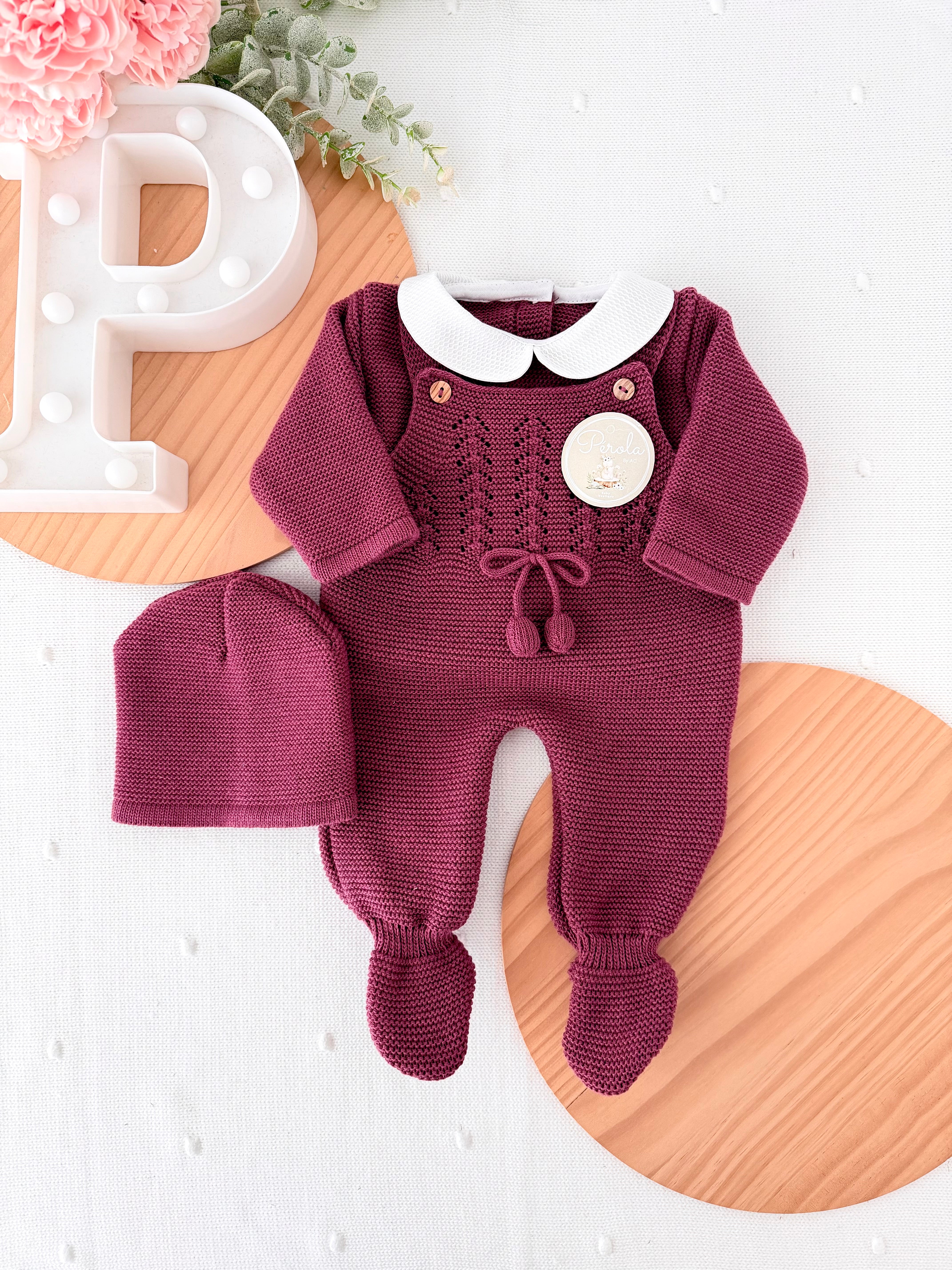 Saída de maternidade beringela: jardineiras, camisola e gorro