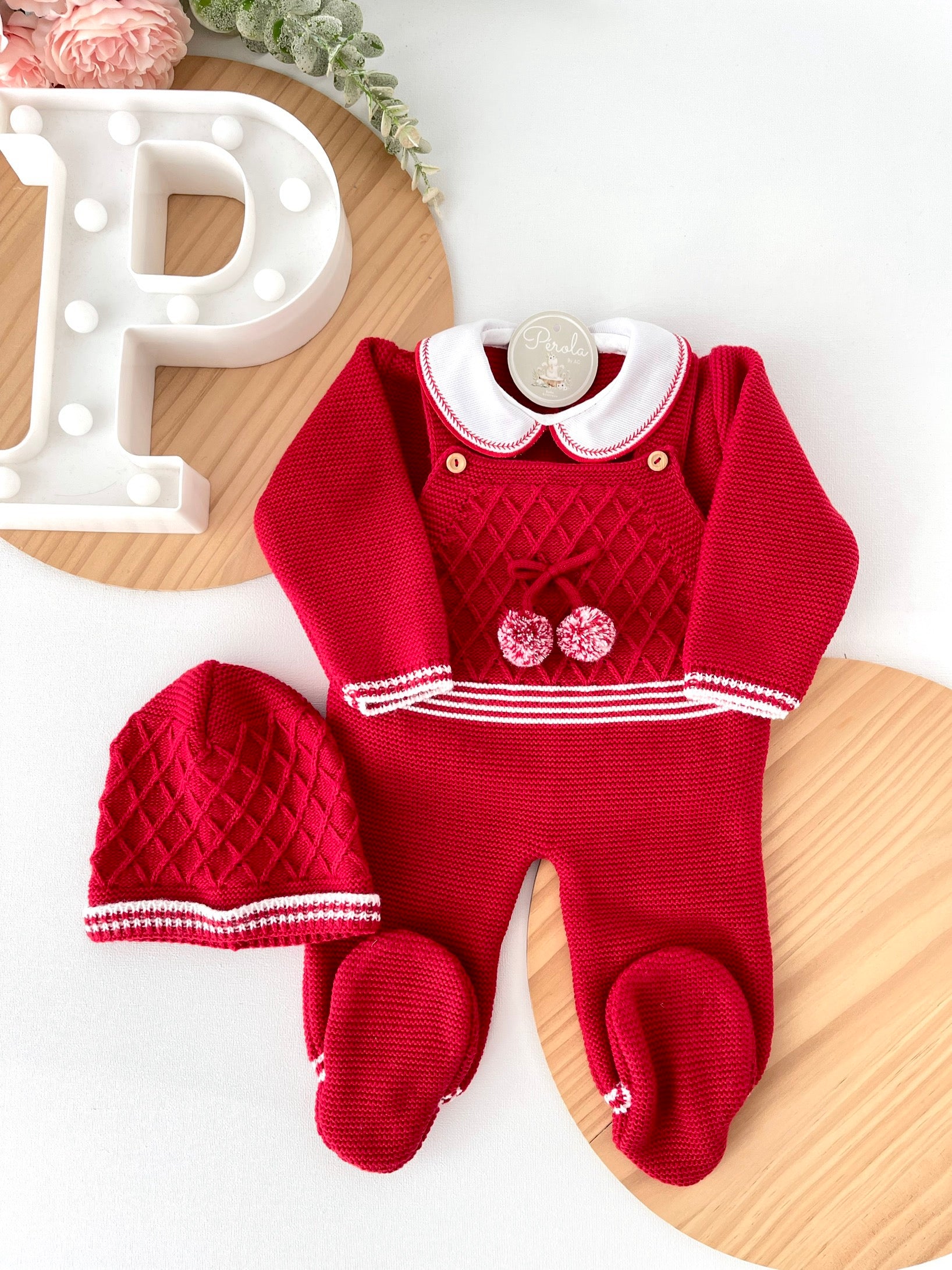 Saída de maternidade vermelho pompoms: jardineiras, camisola e gorro