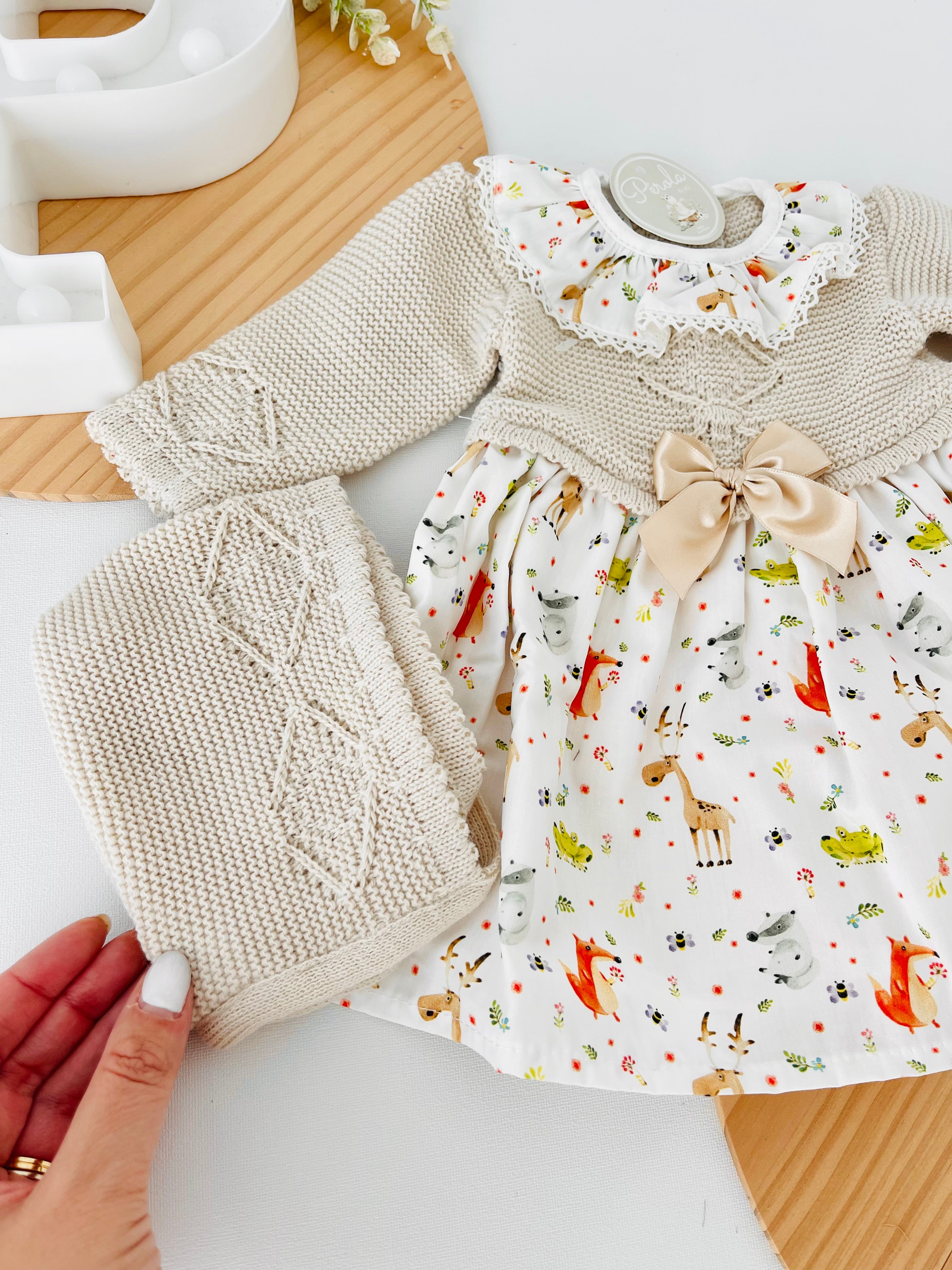 Vestido e touca Bege