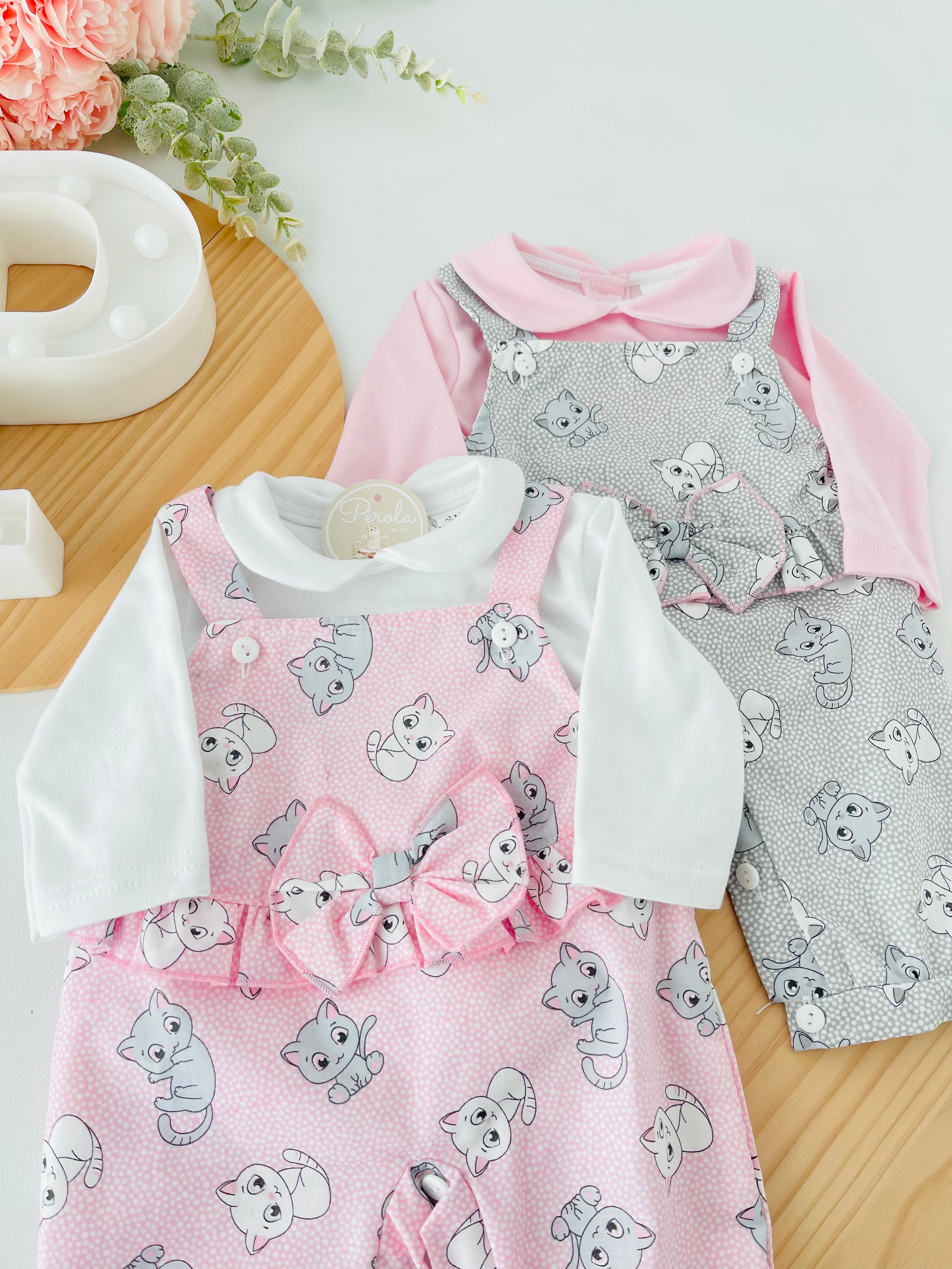 Conjunto gatinhos: Jardineiras e camisola