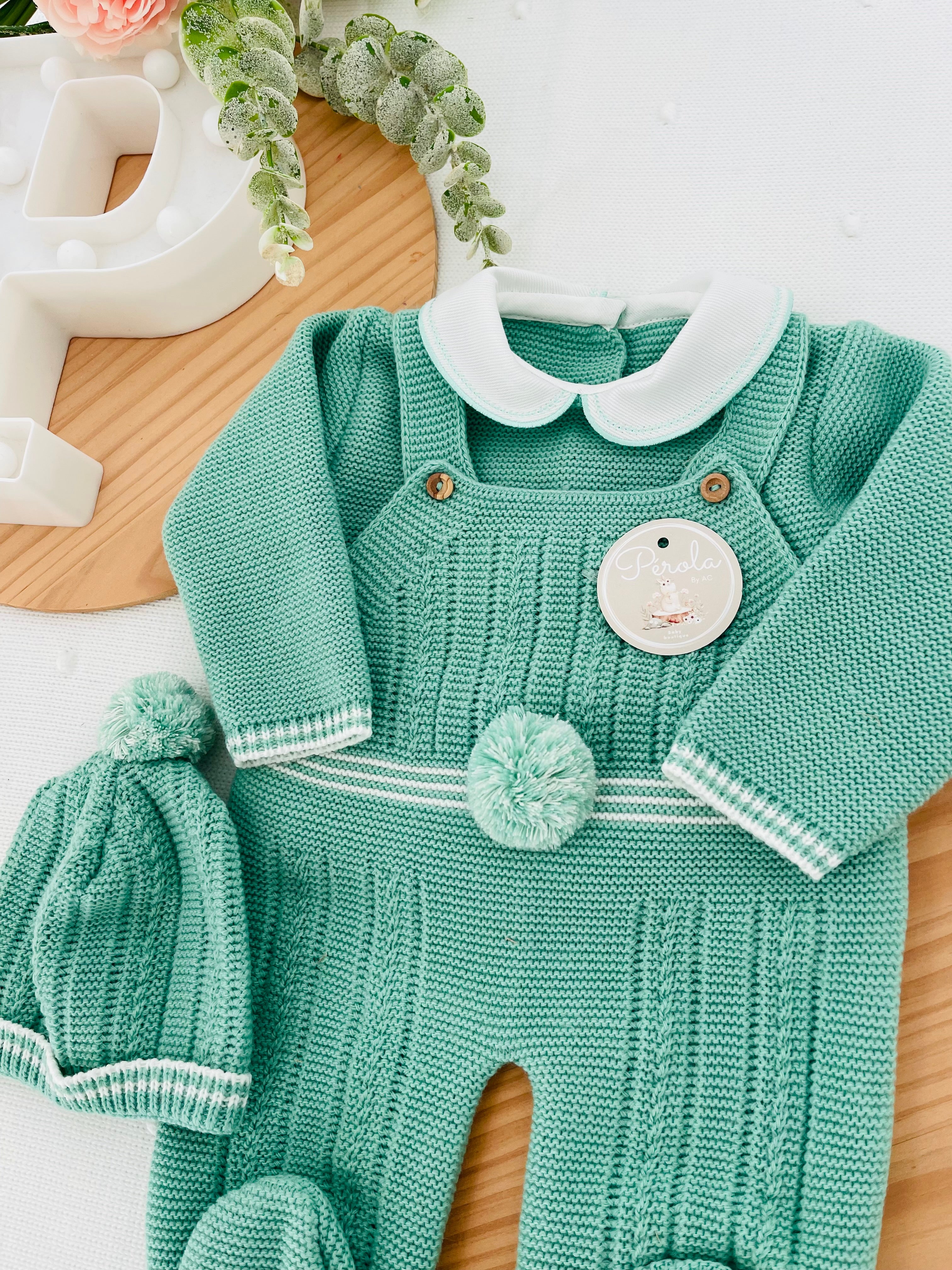 Conjunto Pompom verde: jardineiras, camisola e gorro