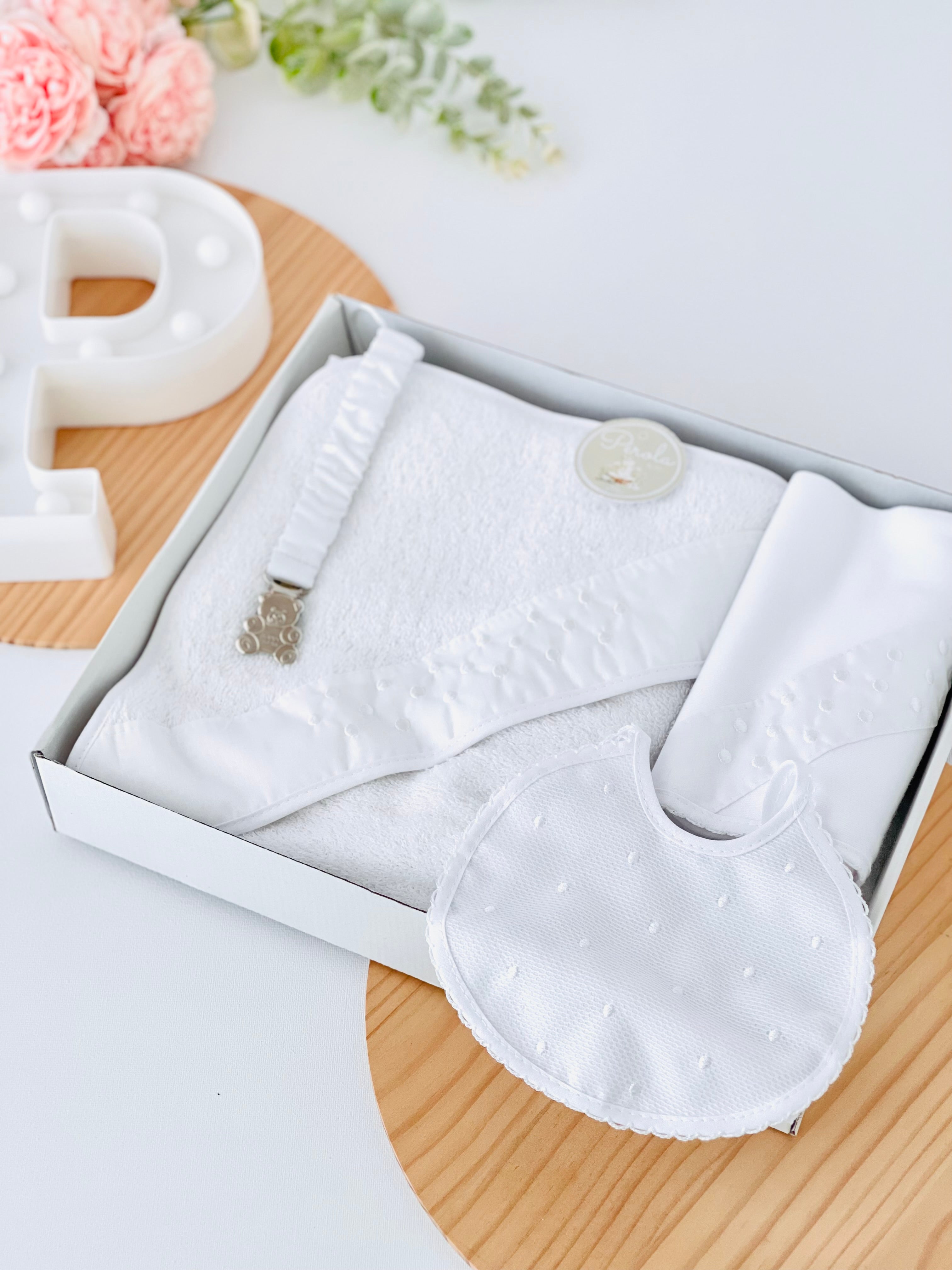 Box enxoval bolinhas: toalha de banho, fralda, babete e prende chupetas