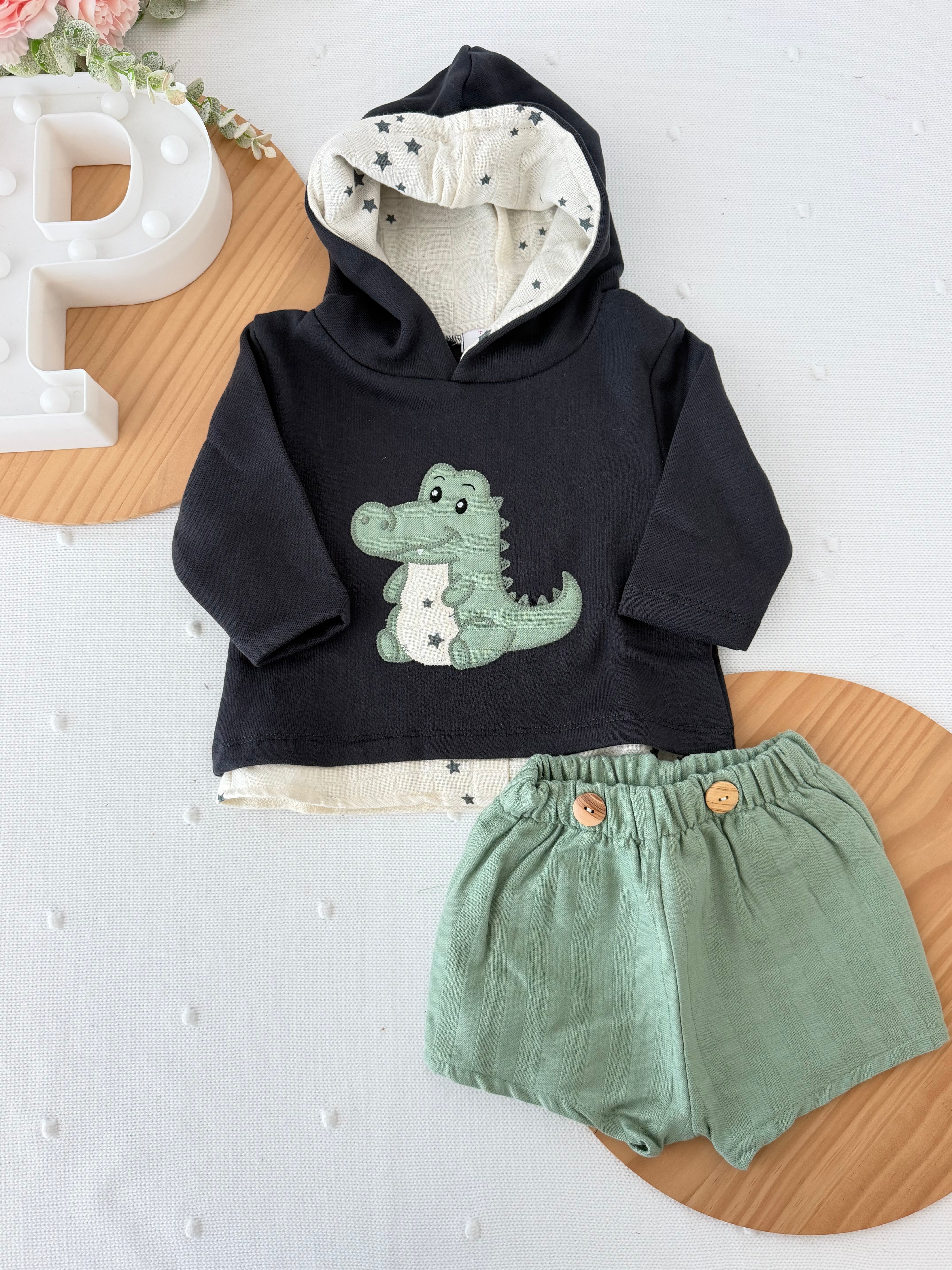 Conjunto dinossauro menino: camisola com capuz e calções