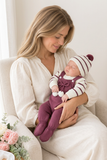 Conjunto risquinhas berinjela: jardineiras, camisola e gorro
