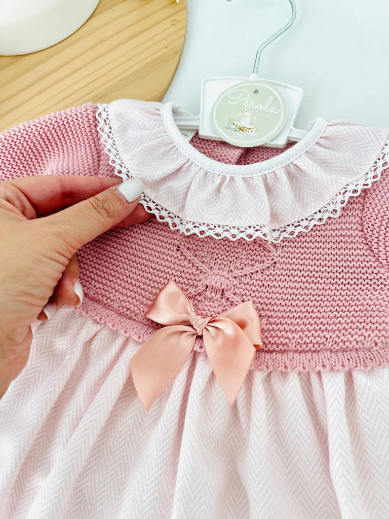 Vestido e touca rosa velho