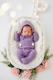 Conjunto pompom lilás: jardineiras, camisola e touca
