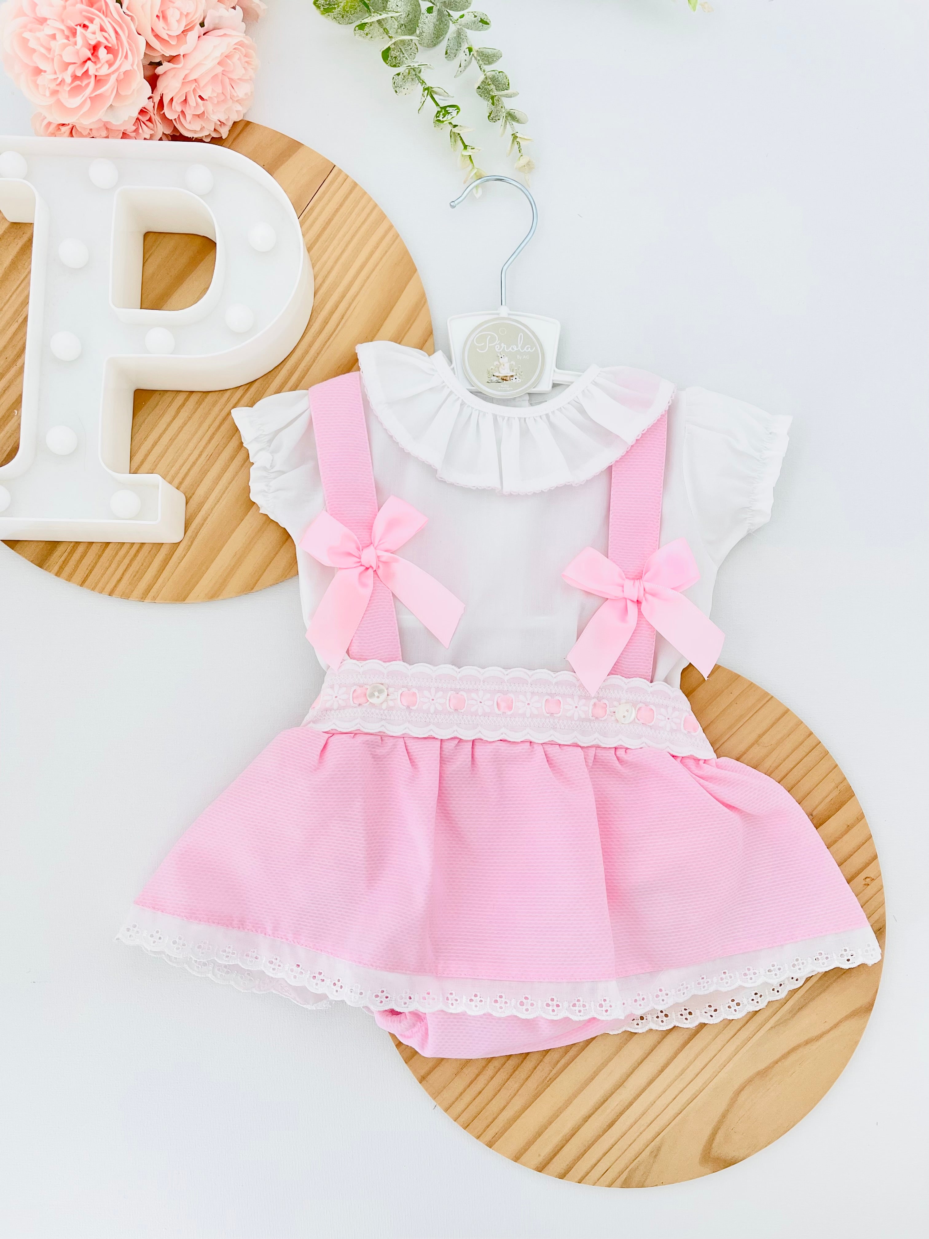 Conjunto Olívia: saia com tapa fraldas, alças e blusa