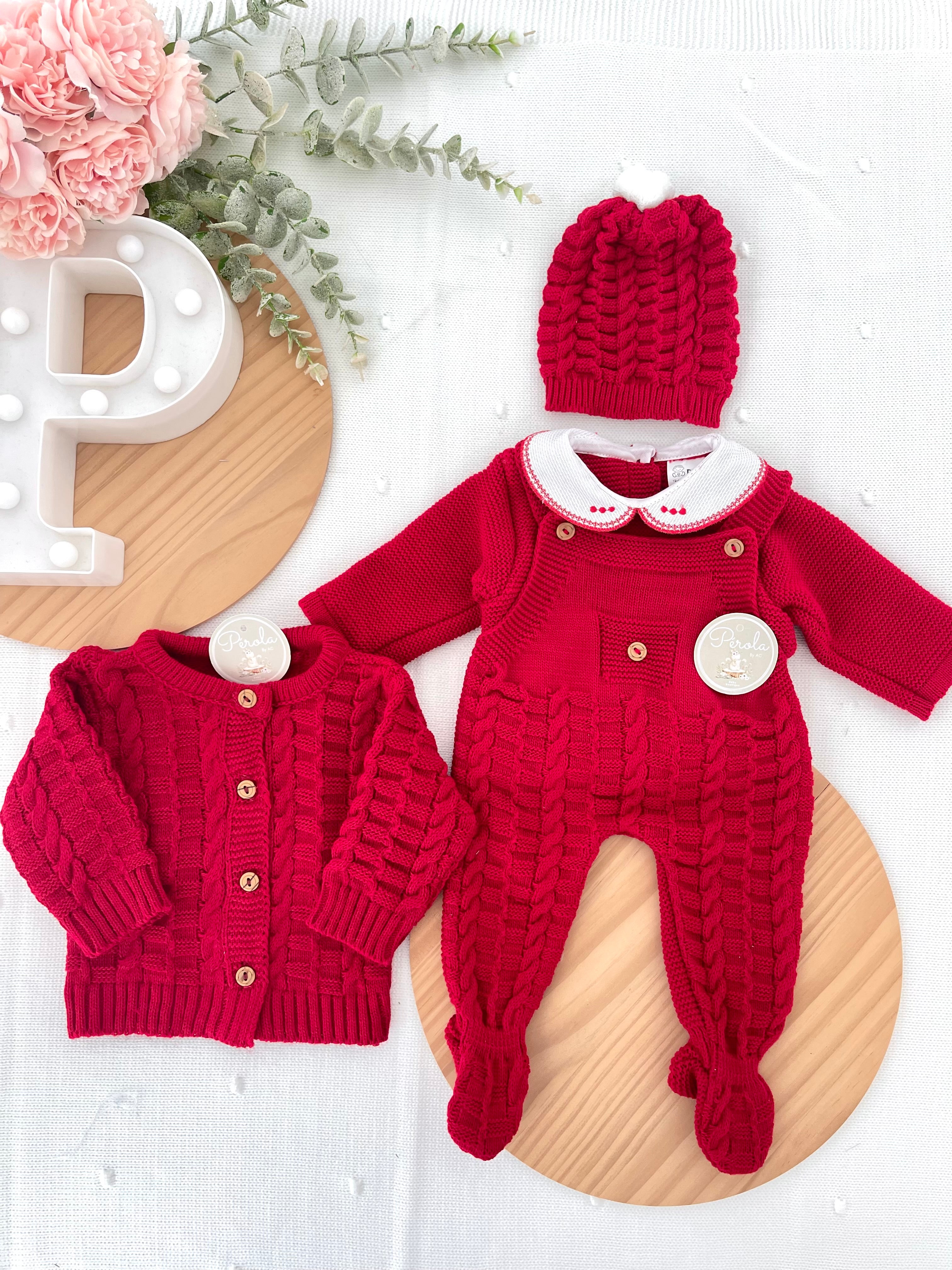 Saída de maternidade Aconchego 4 peças: casaco, jardineiras, camisola e gorro