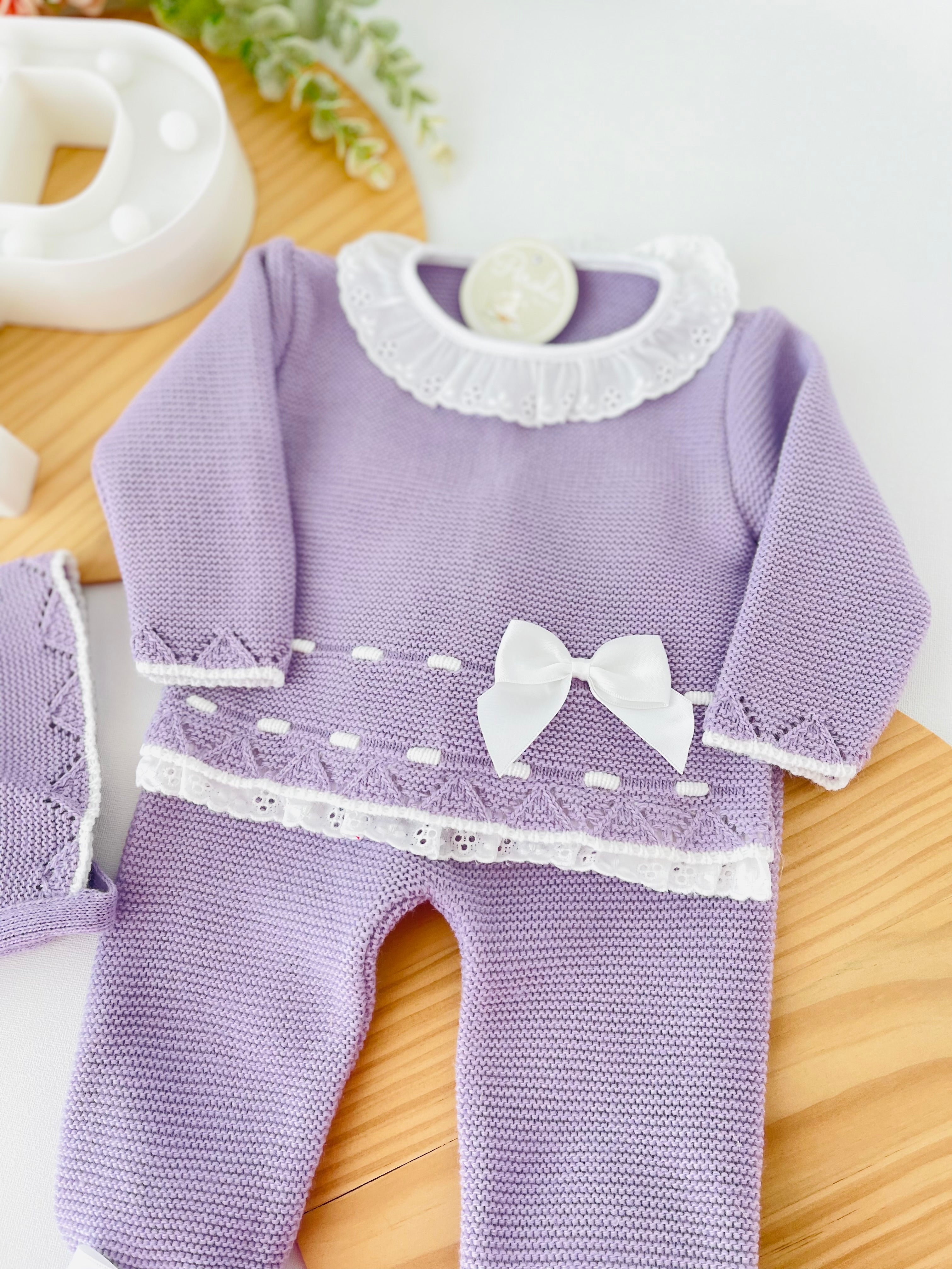 Conjunto rendinha lilás: camisola, calças e touca