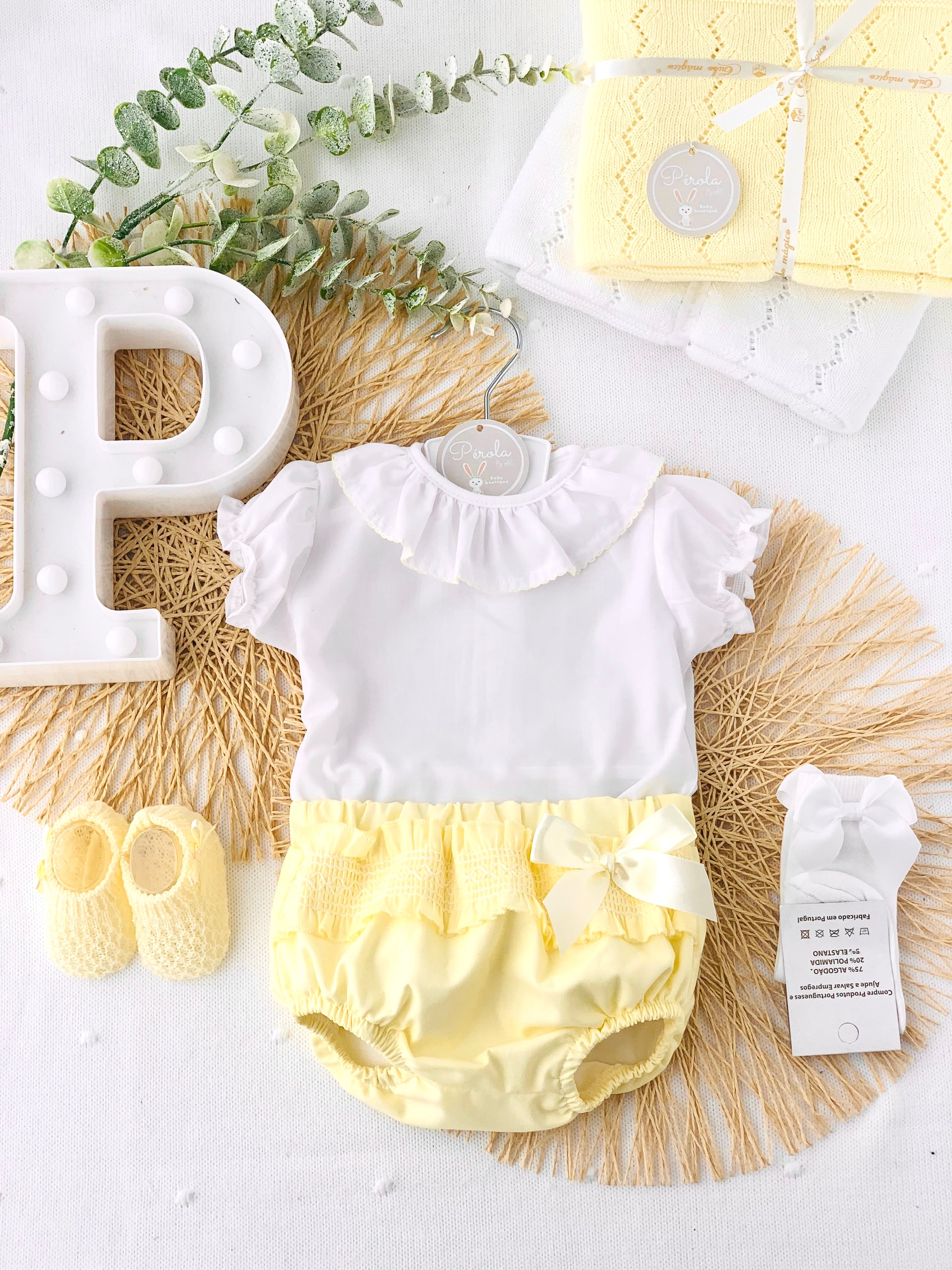 Blusa manga curta e tapa fraldas com laço